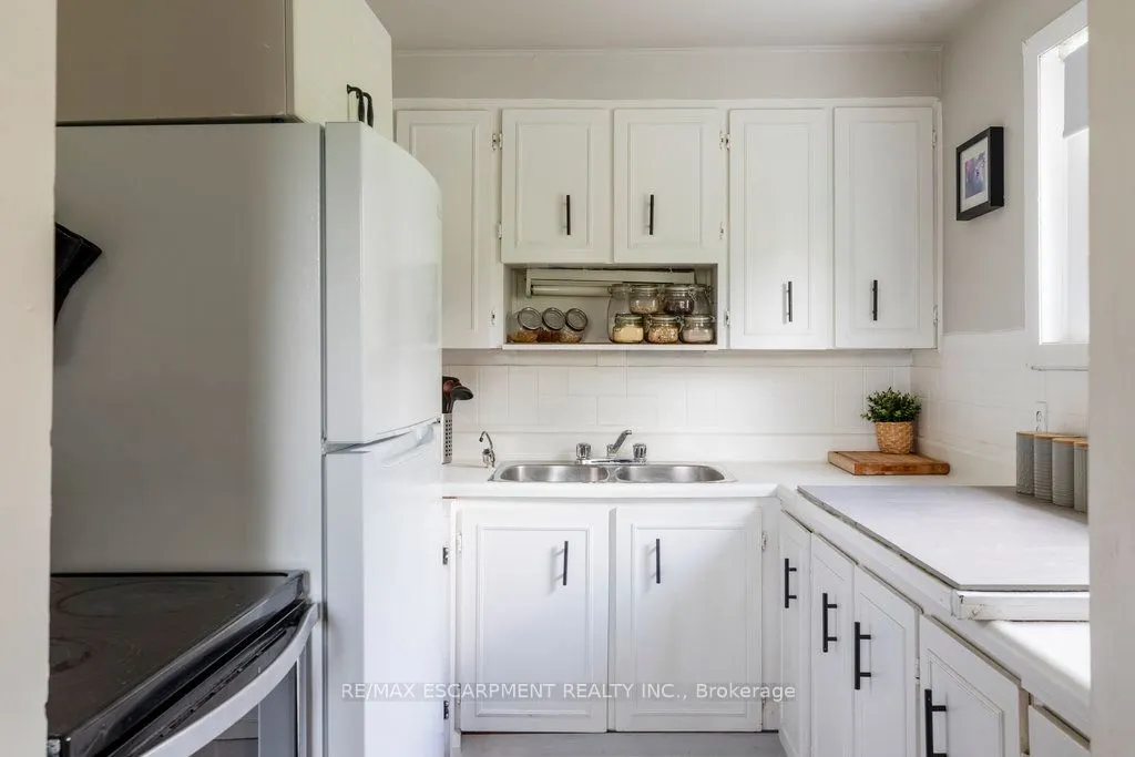 169 Forfar Street W