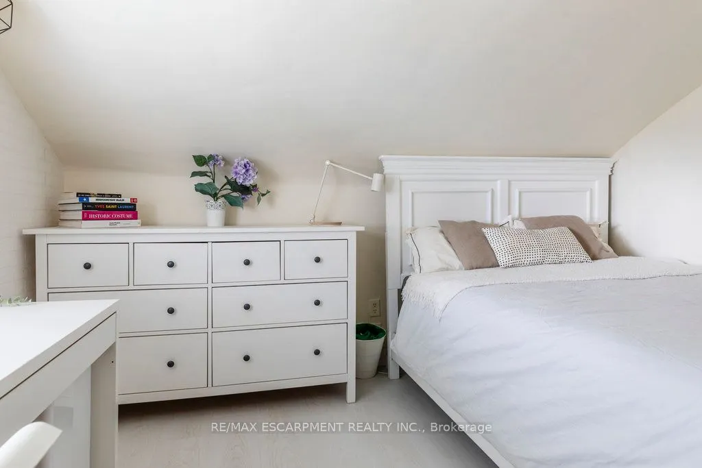 169 Forfar Street W