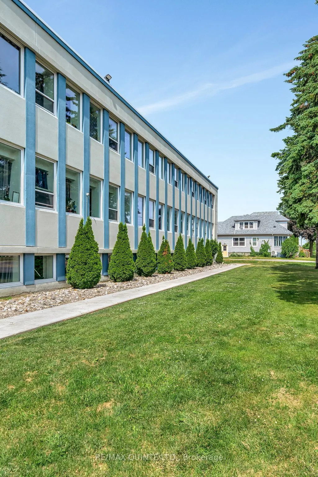 228 Dundas Street E