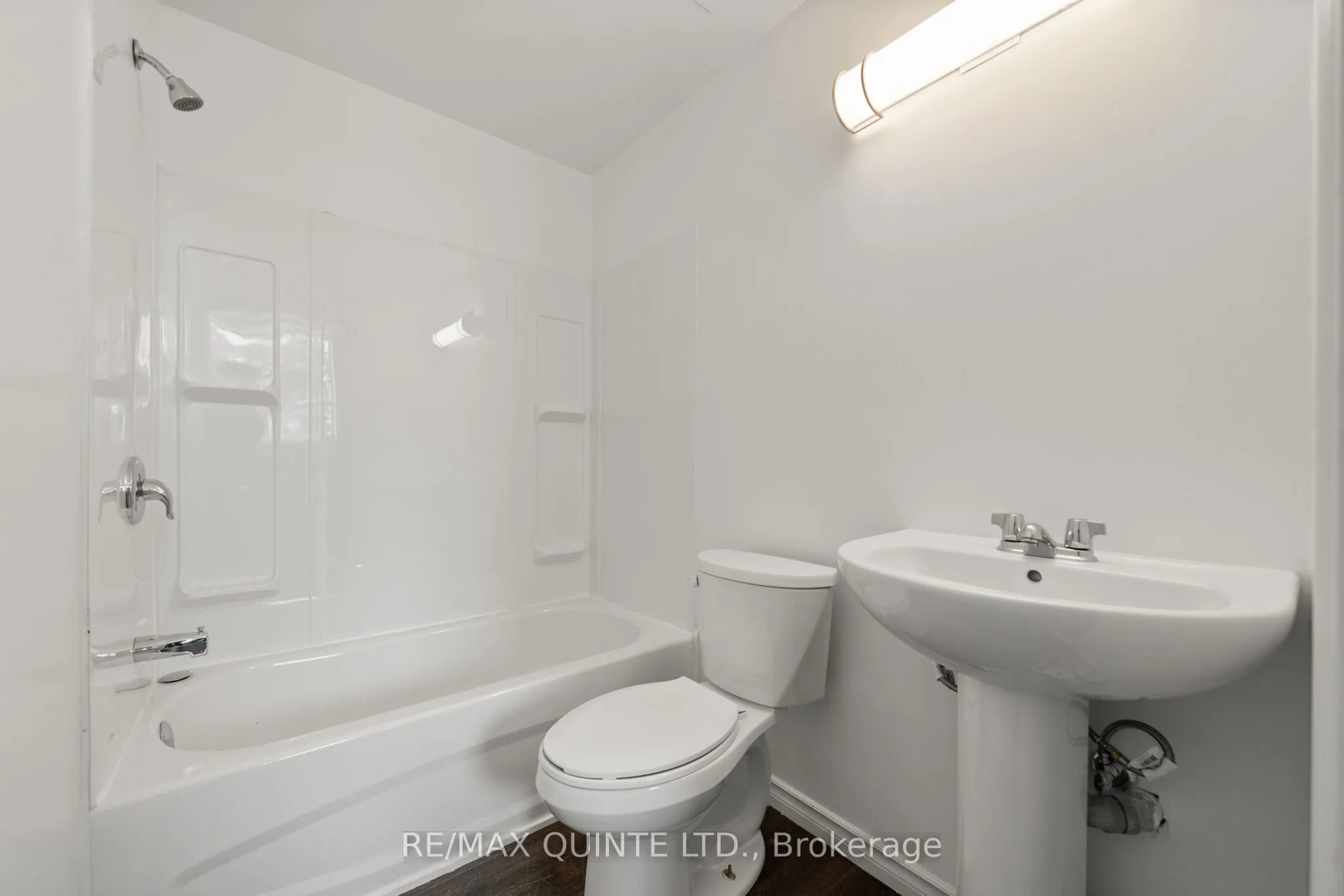 228 Dundas Street E