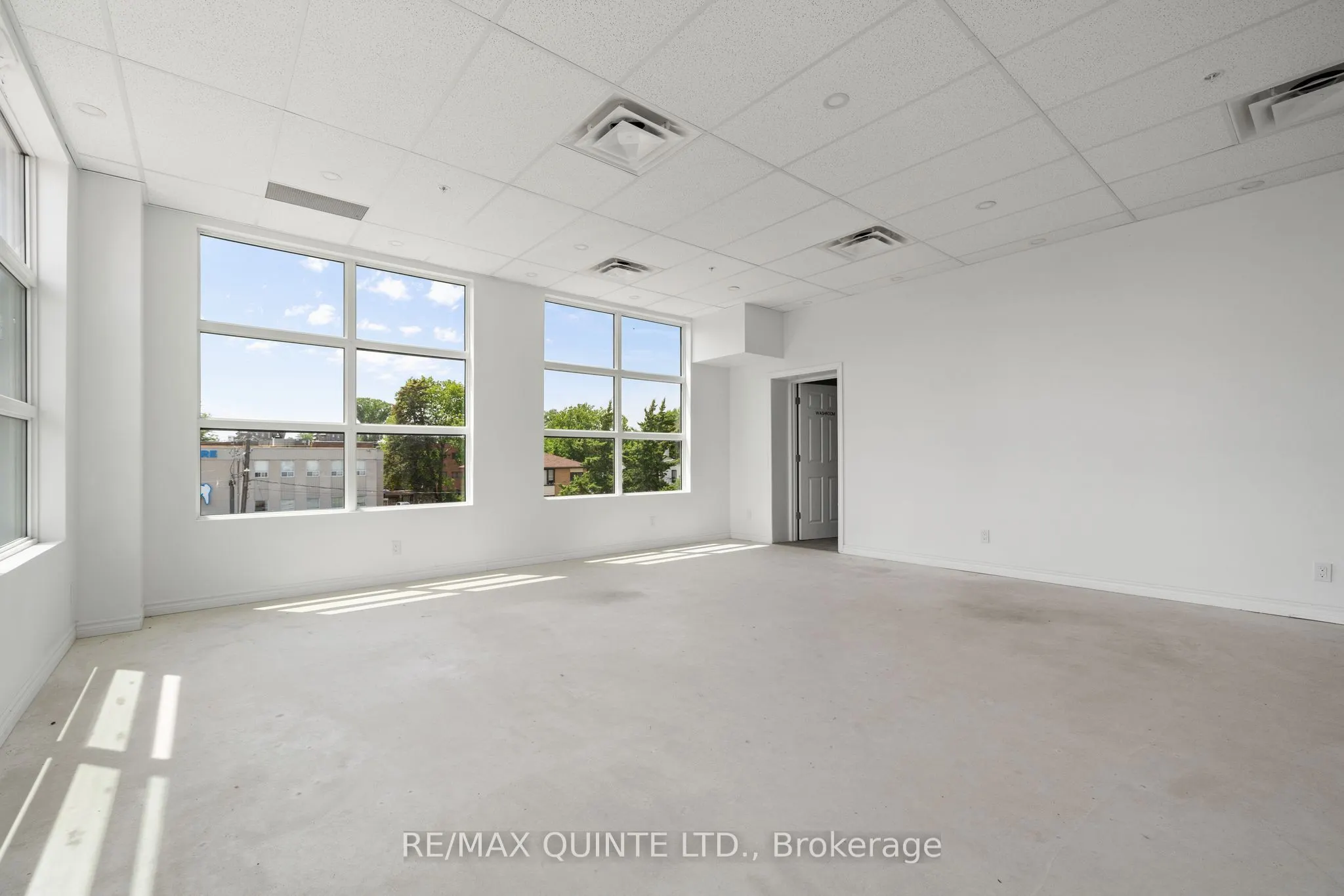 228 Dundas Street E