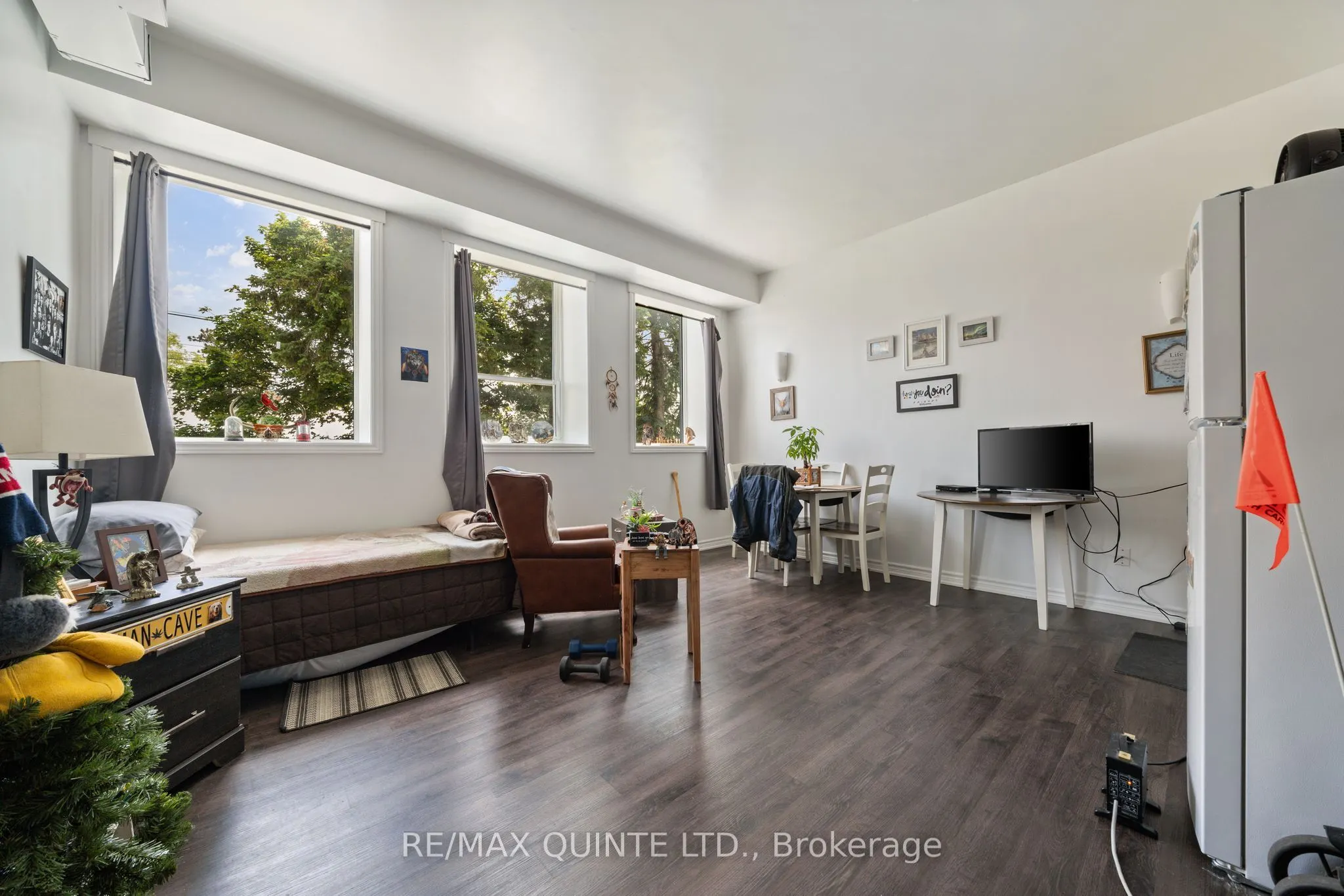 228 Dundas Street E