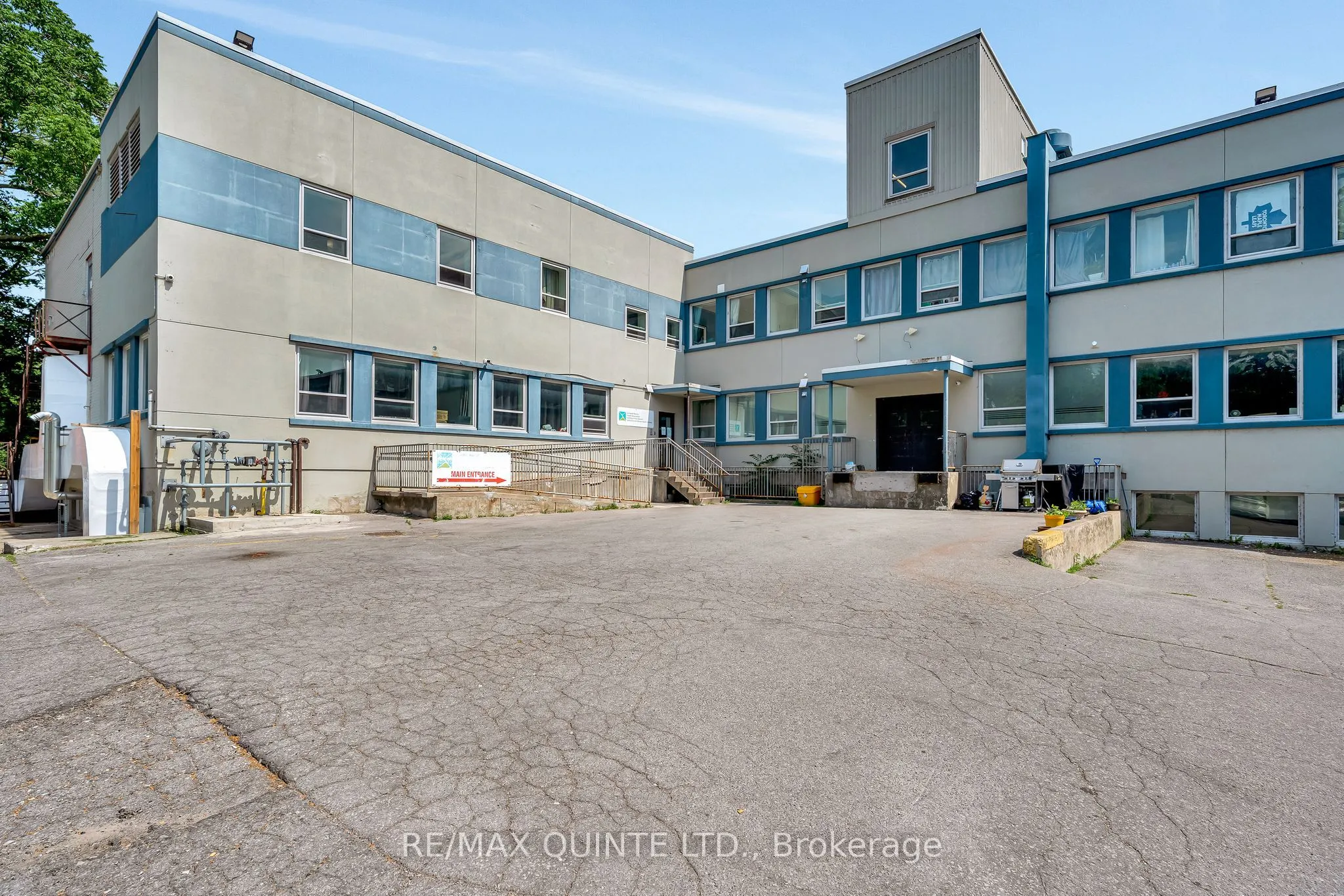 228 Dundas Street E
