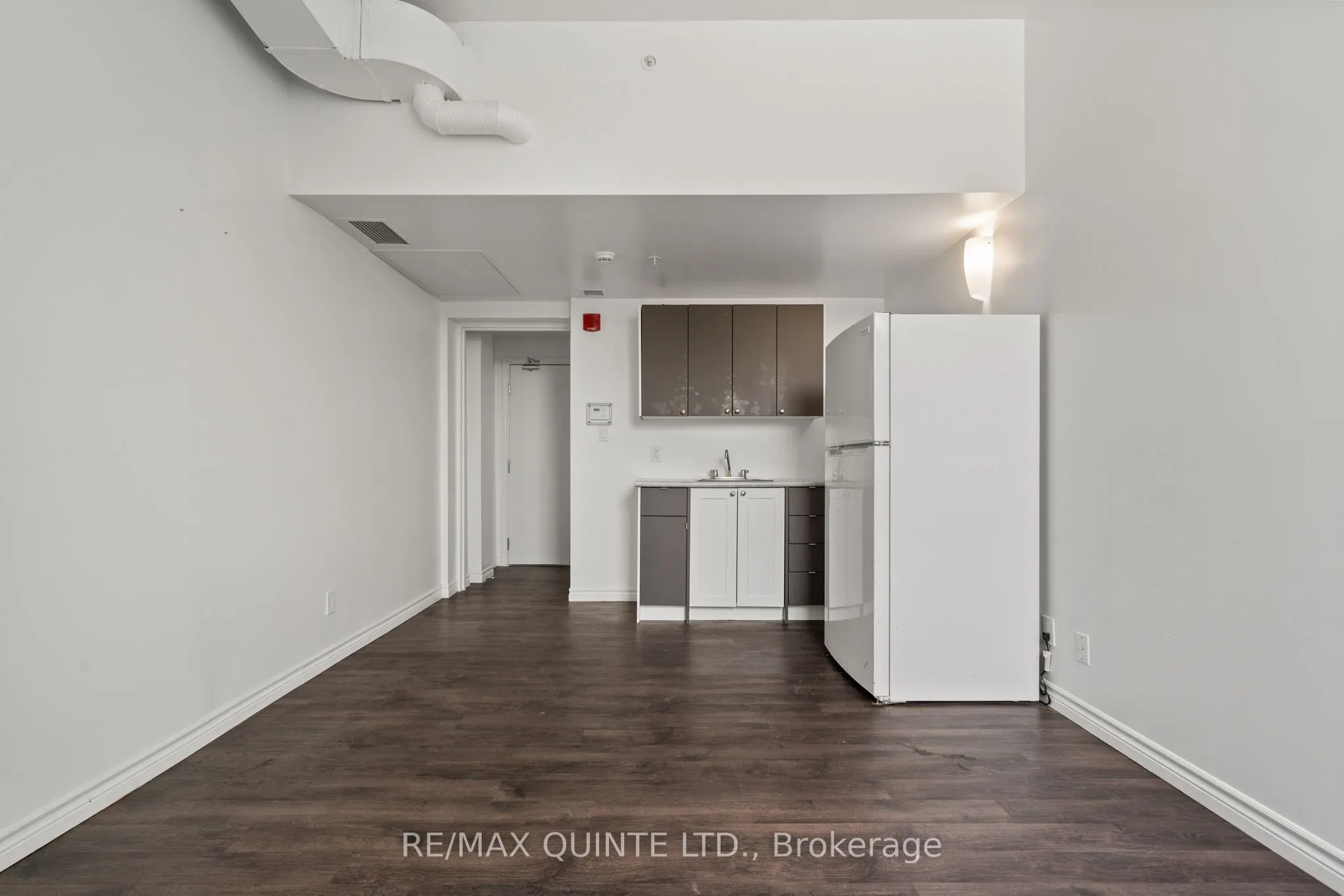 228 Dundas Street E