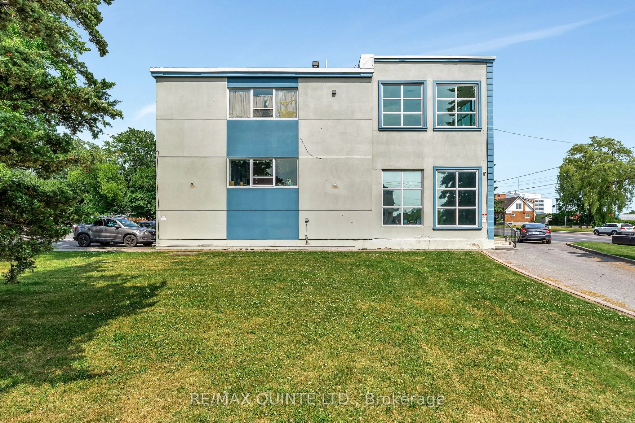 228 Dundas Street E
