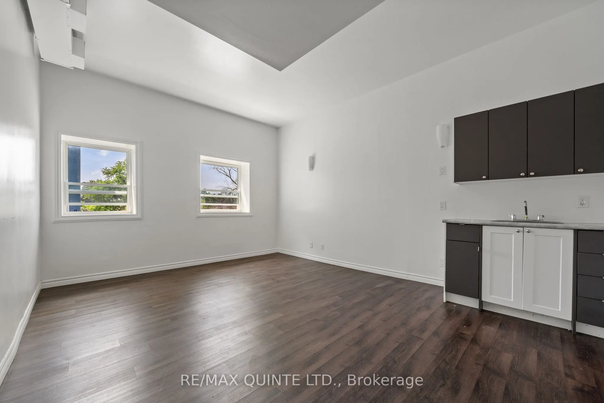 228 Dundas Street E