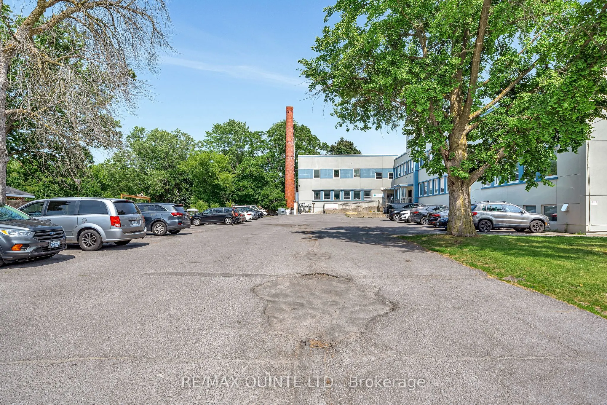 228 Dundas Street E