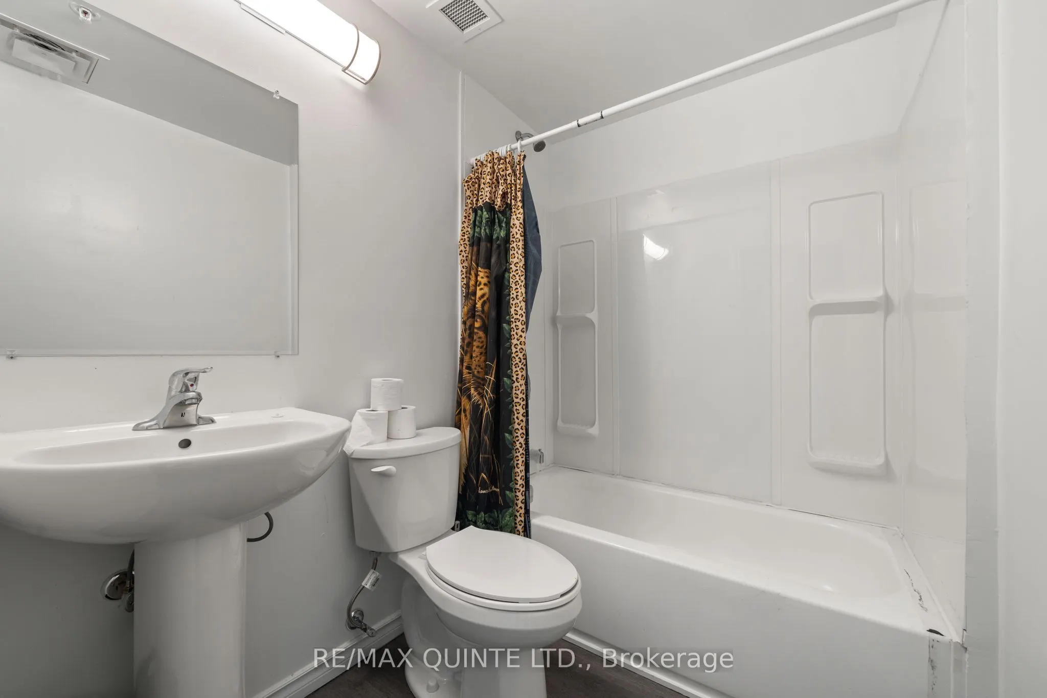 228 Dundas Street E