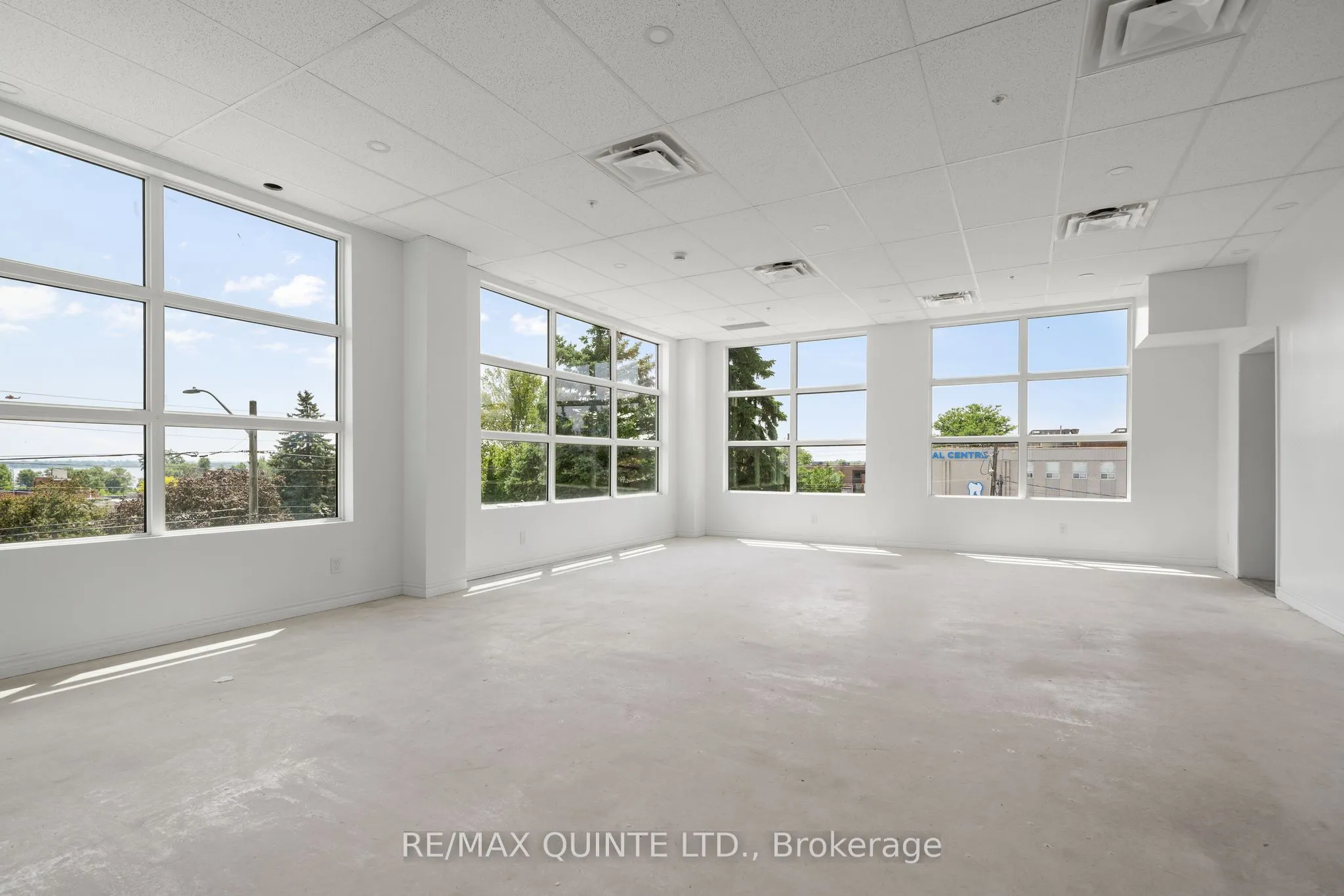 228 Dundas Street E