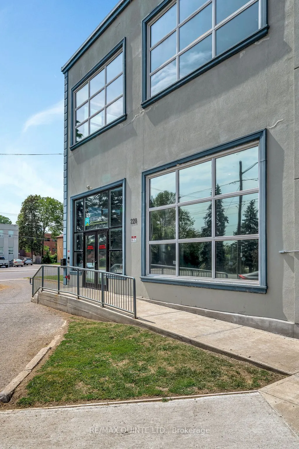 228 Dundas Street E