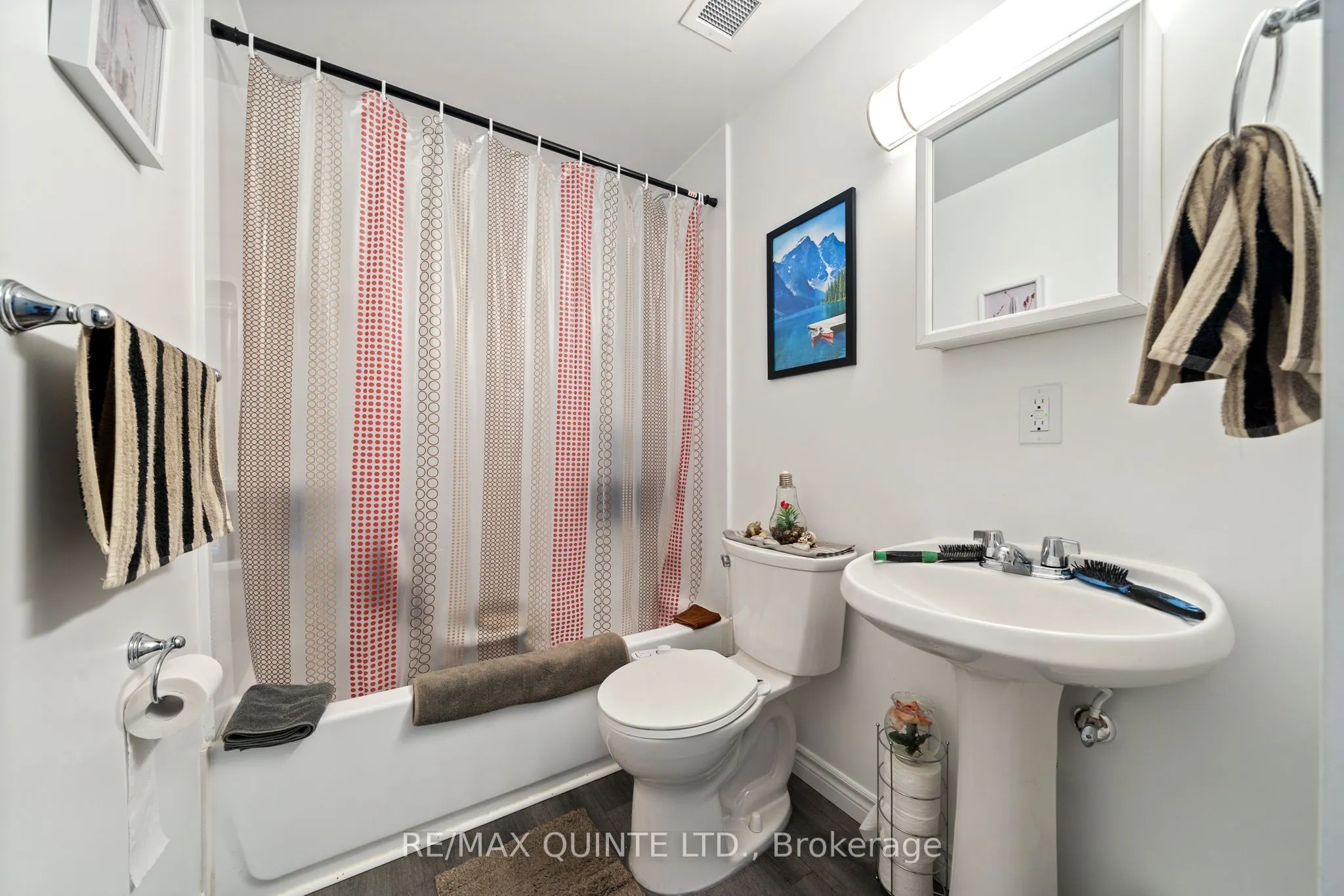 228 Dundas Street E