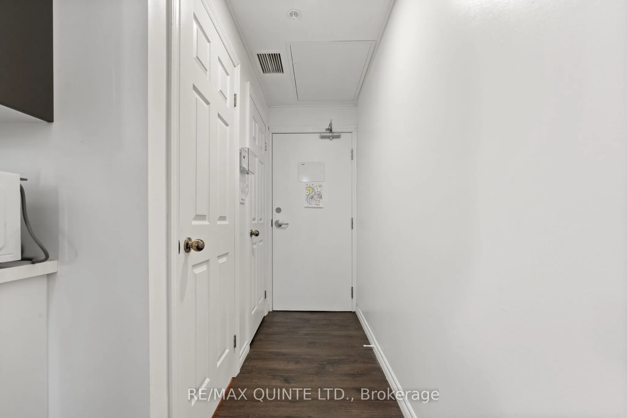 228 Dundas Street E