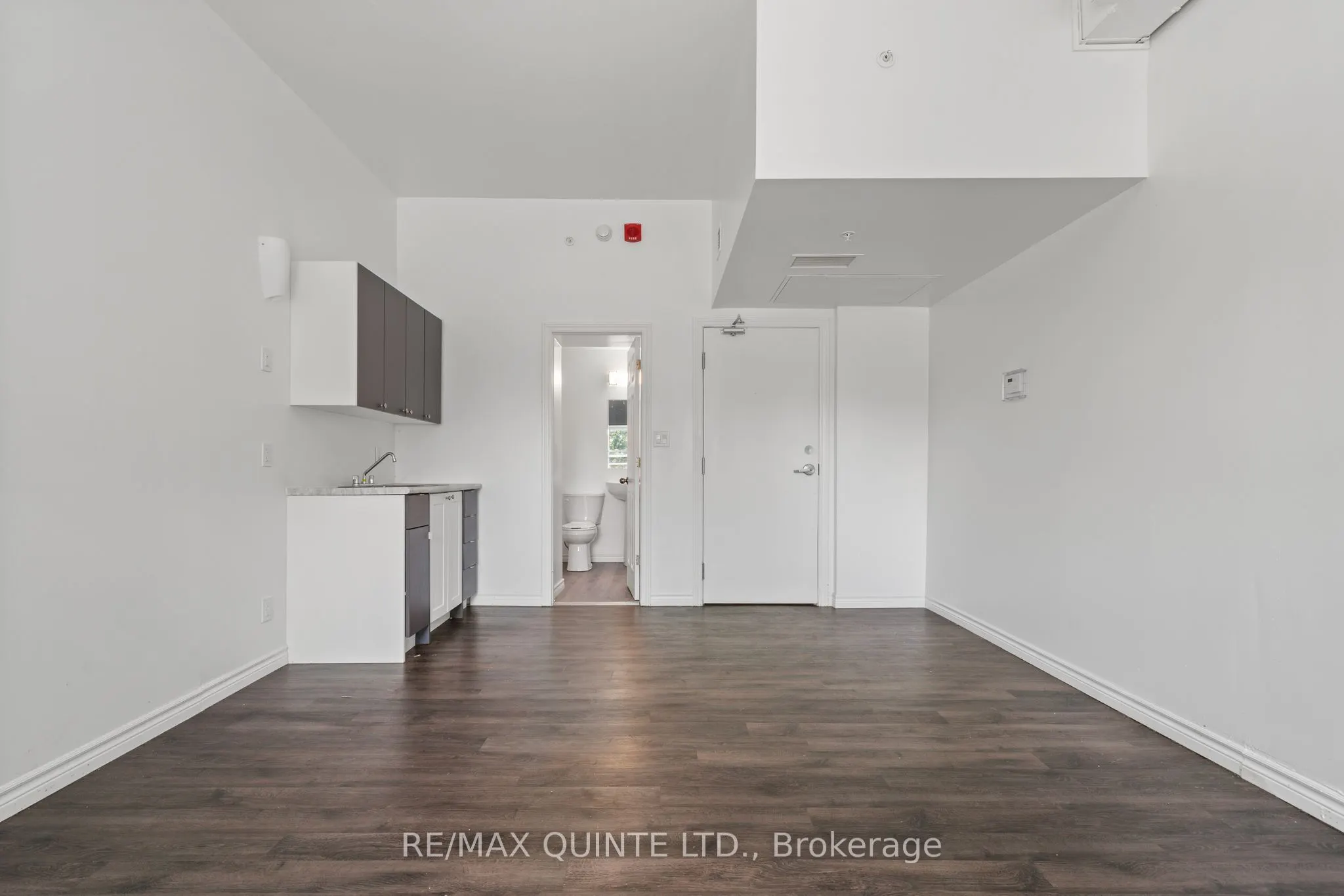 228 Dundas Street E