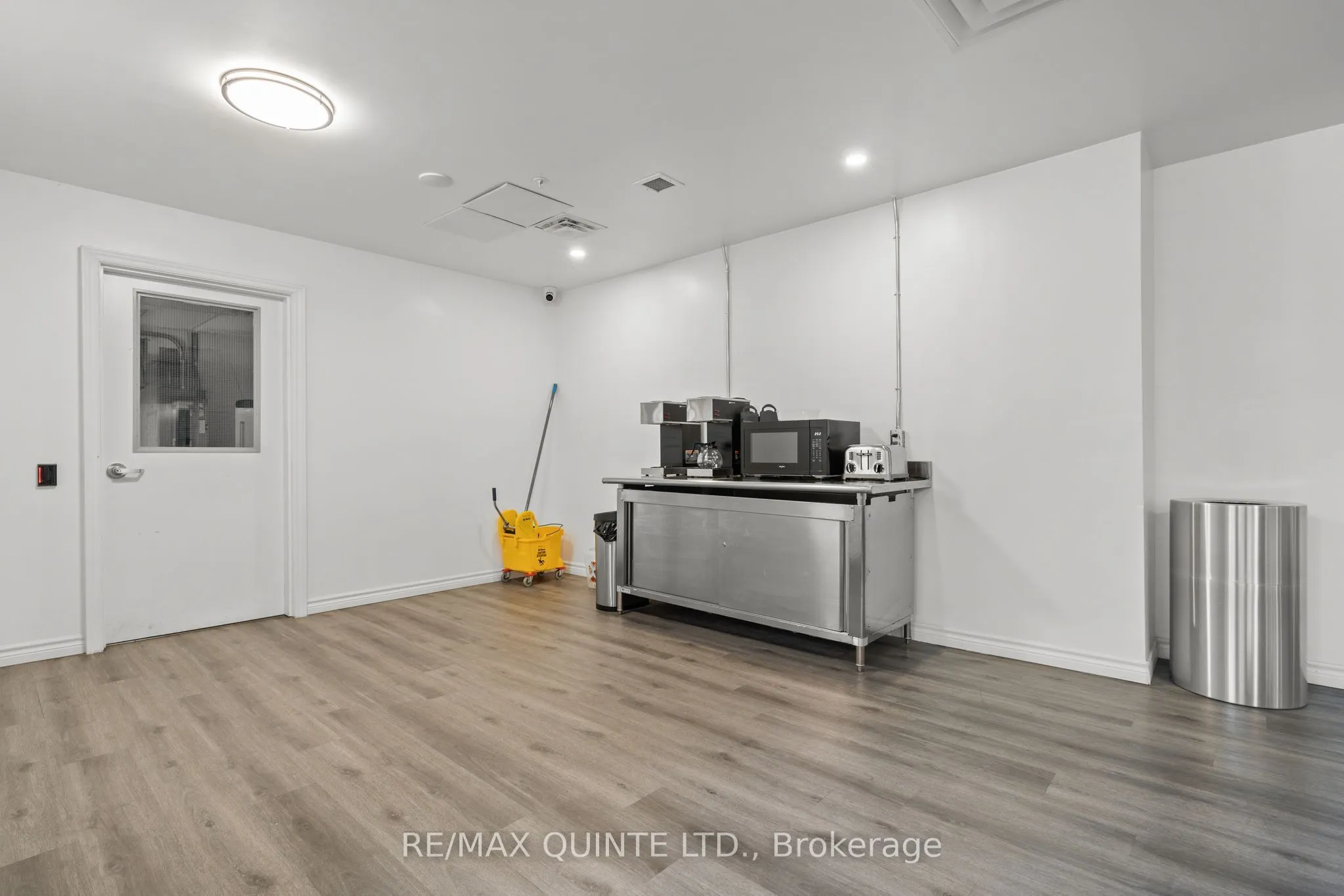 228 Dundas Street E