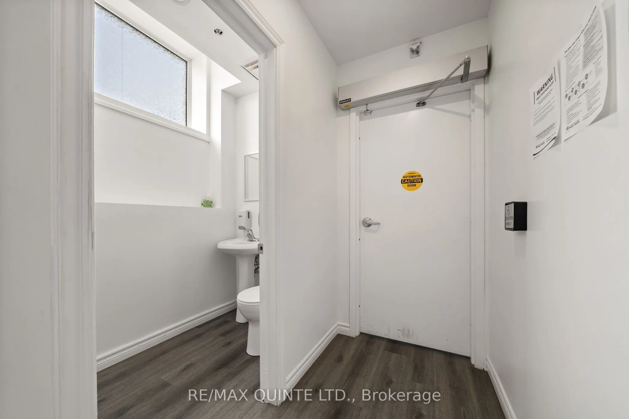228 Dundas Street E