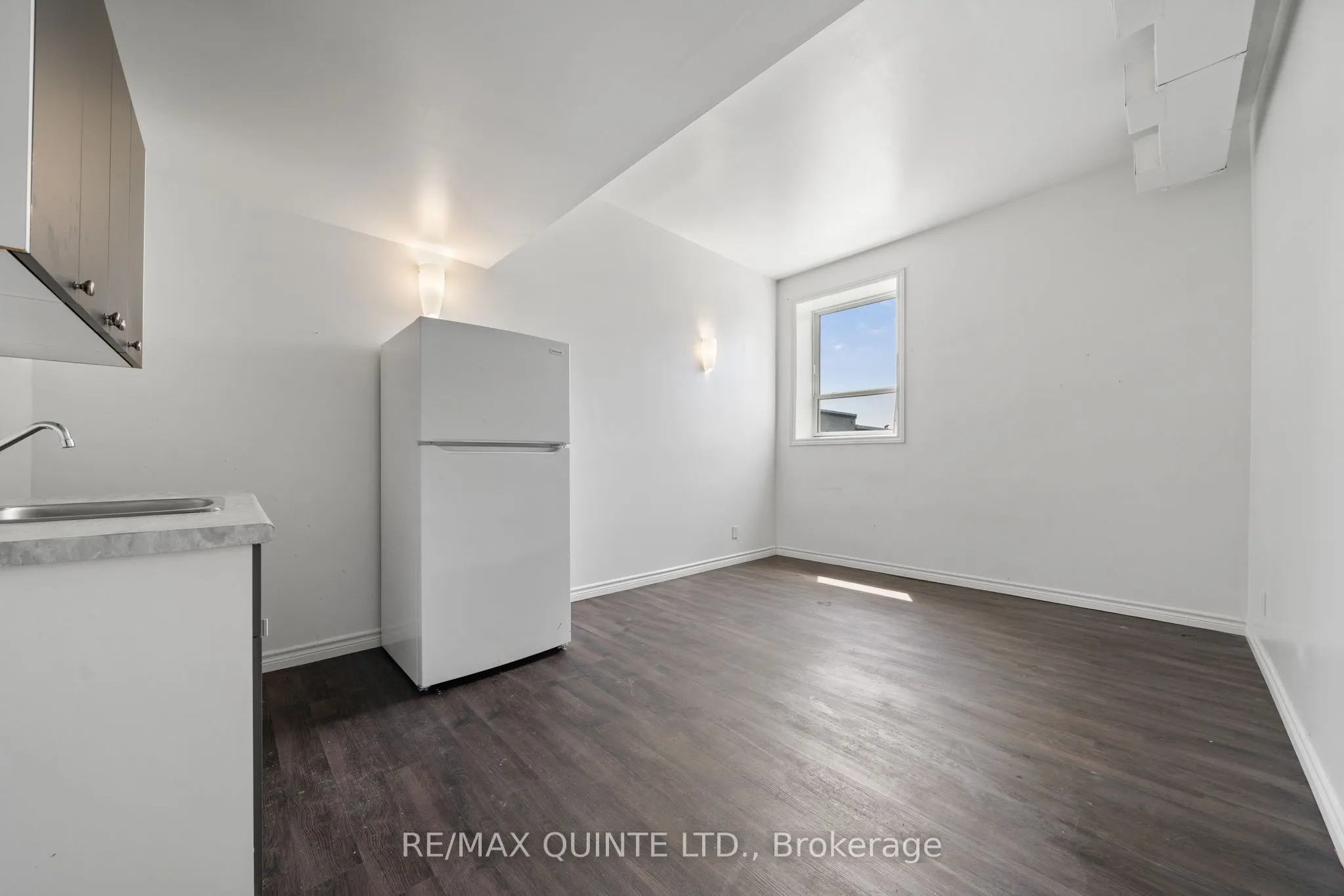 228 Dundas Street E