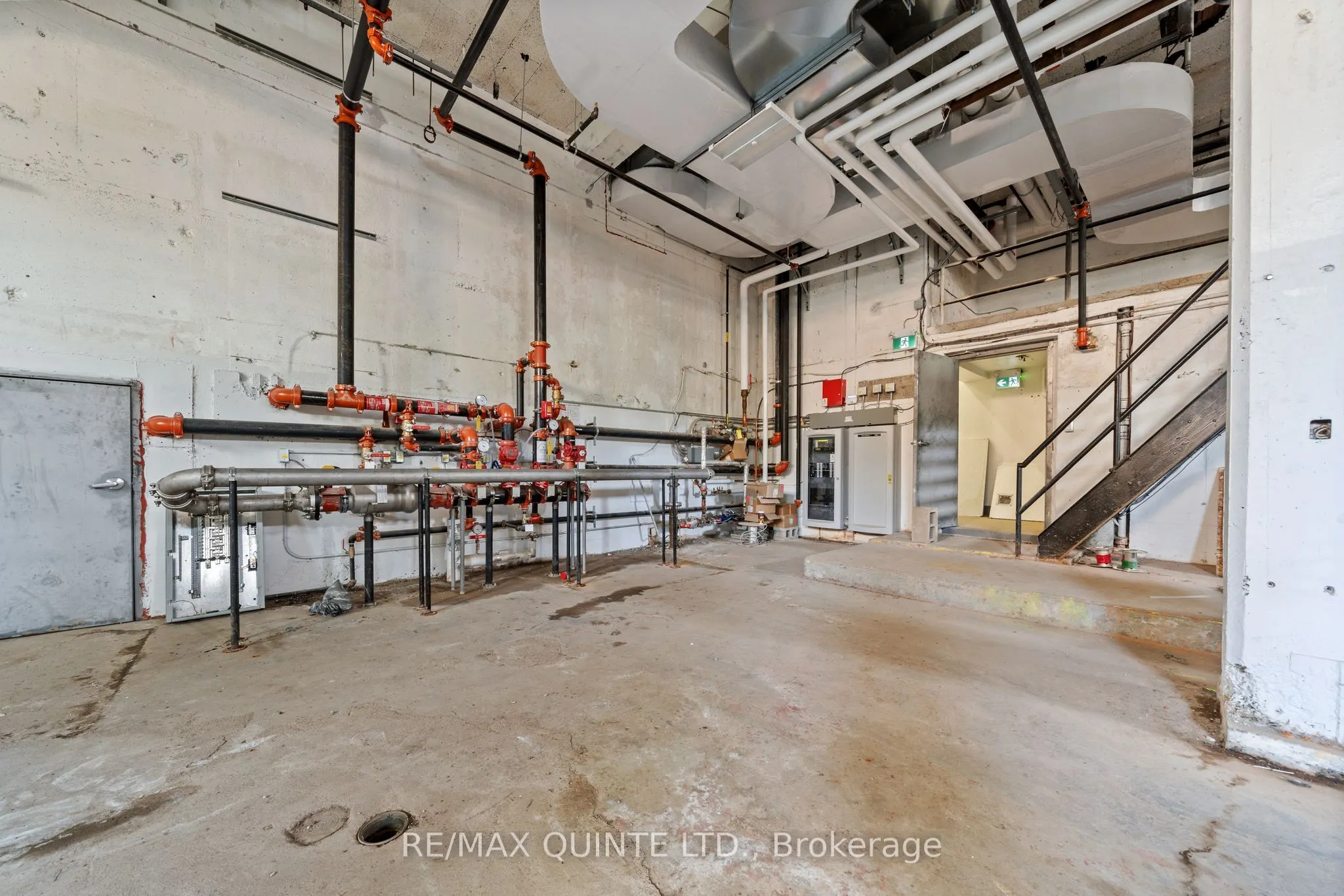 228 Dundas Street E