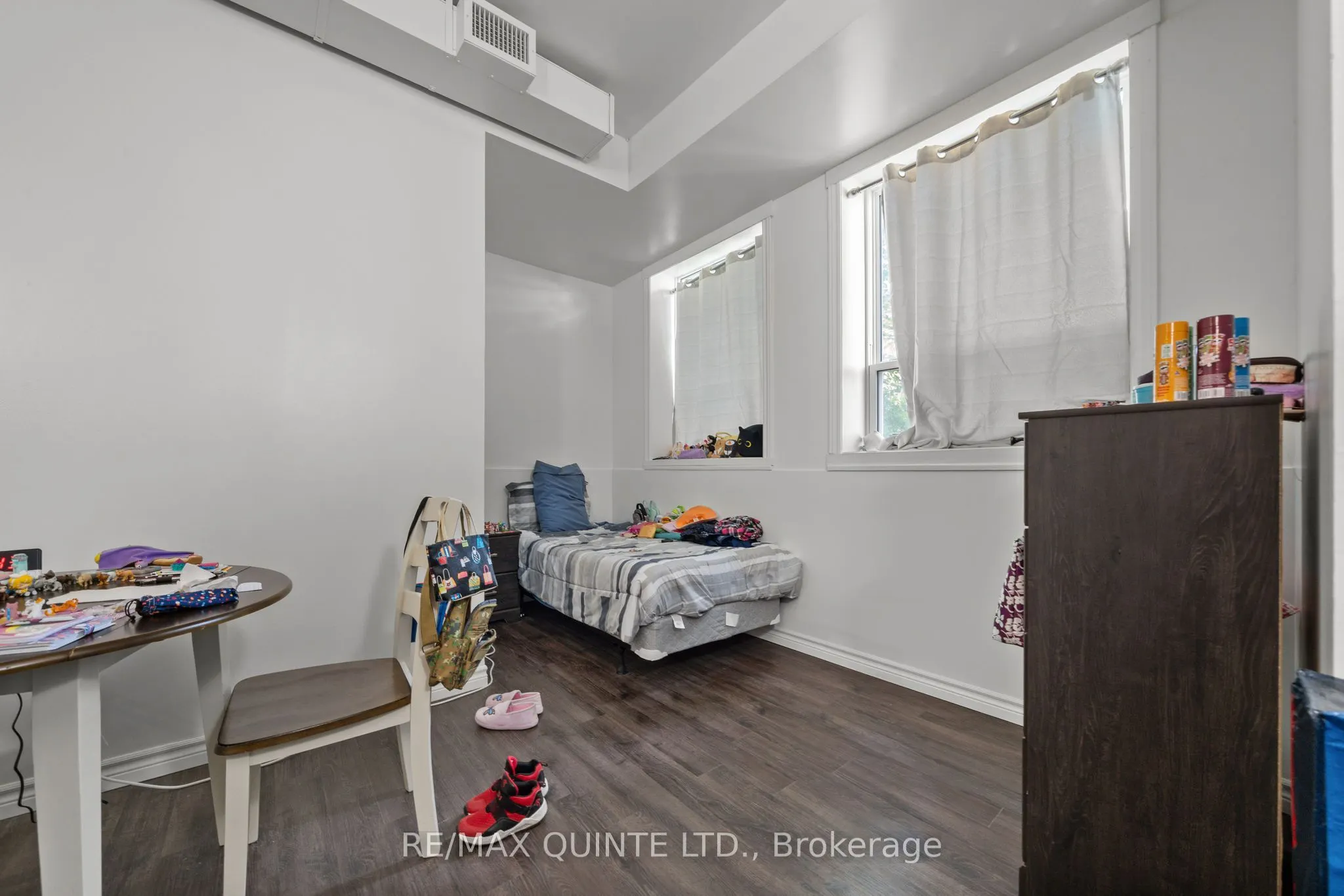 228 Dundas Street E