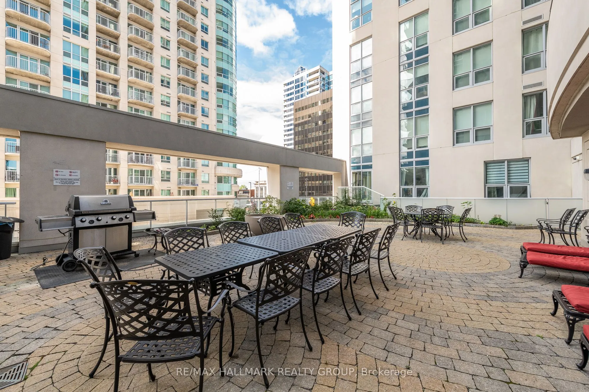 242 Rideau Street, #PH1-2702