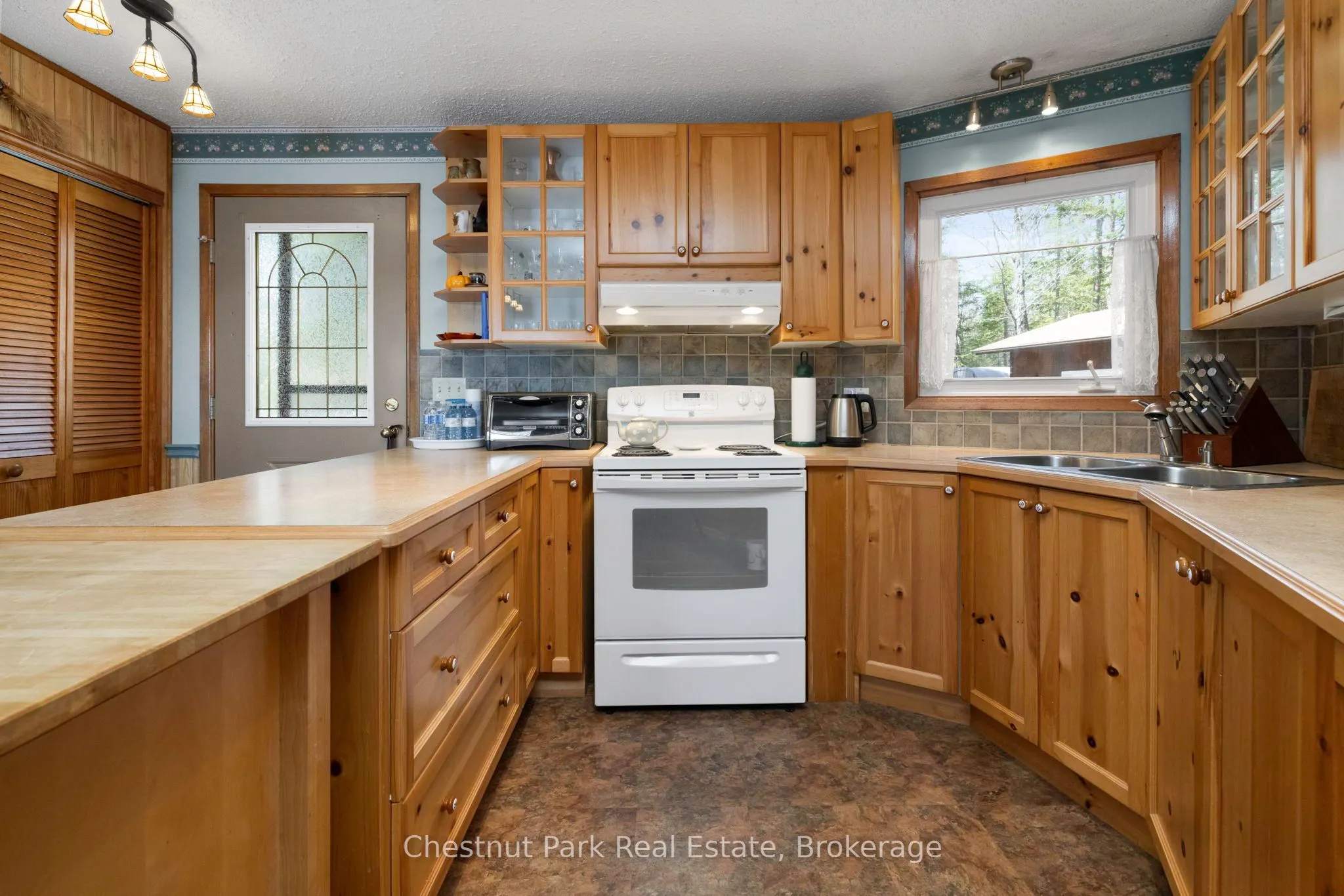 1183 Dickie Lake Road W