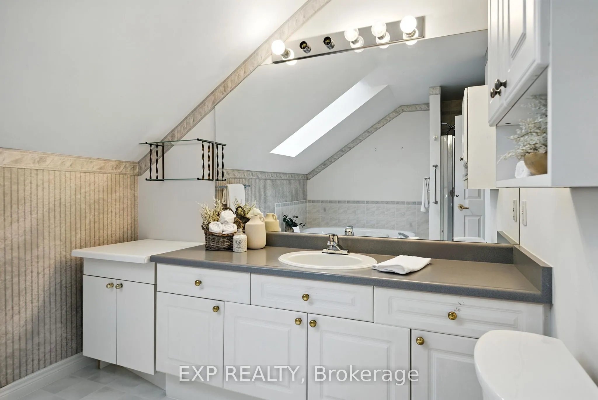 245 Elgin Street W, #511
