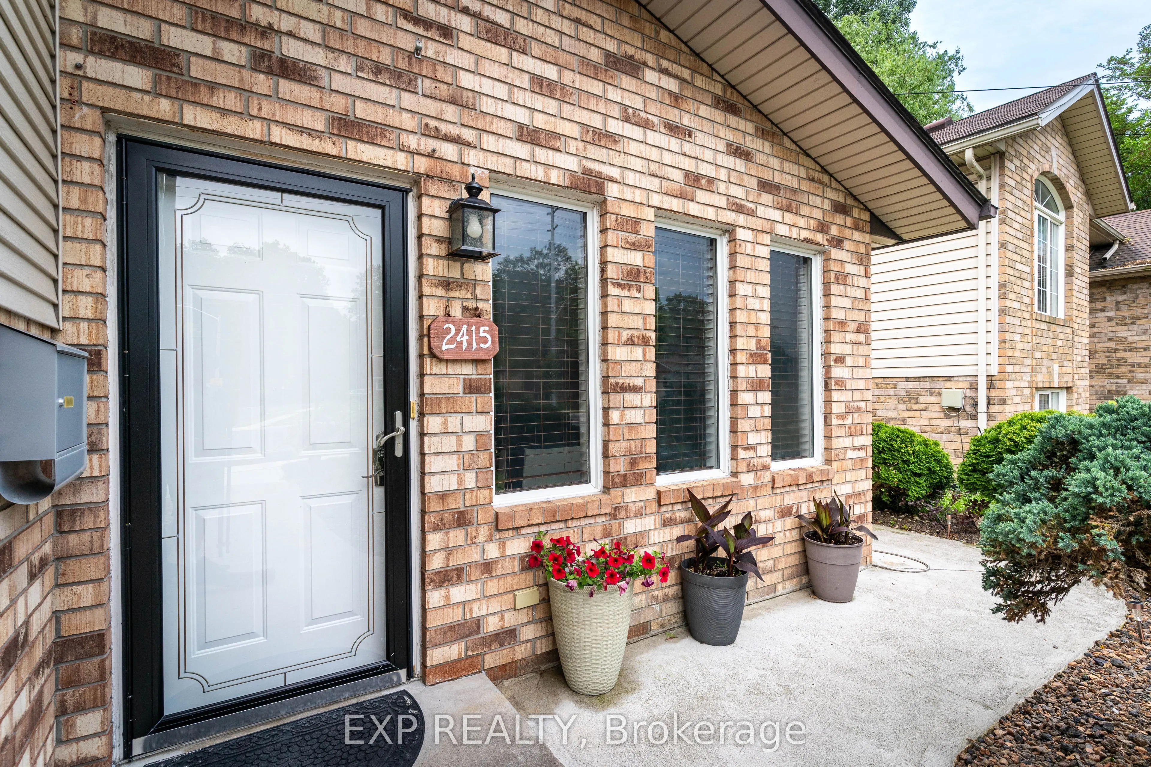 2415 Cabana Road W
