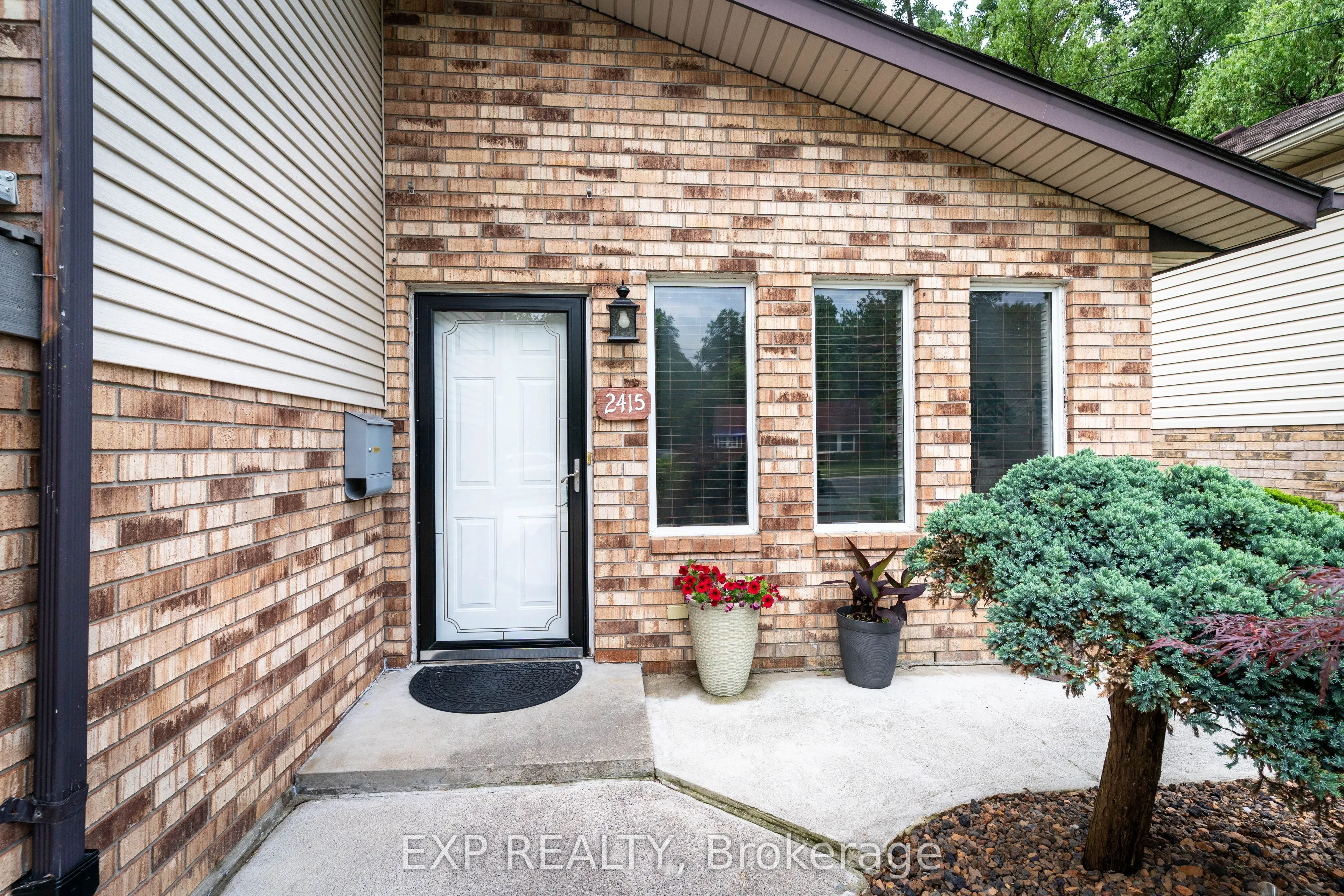 2415 Cabana Road W
