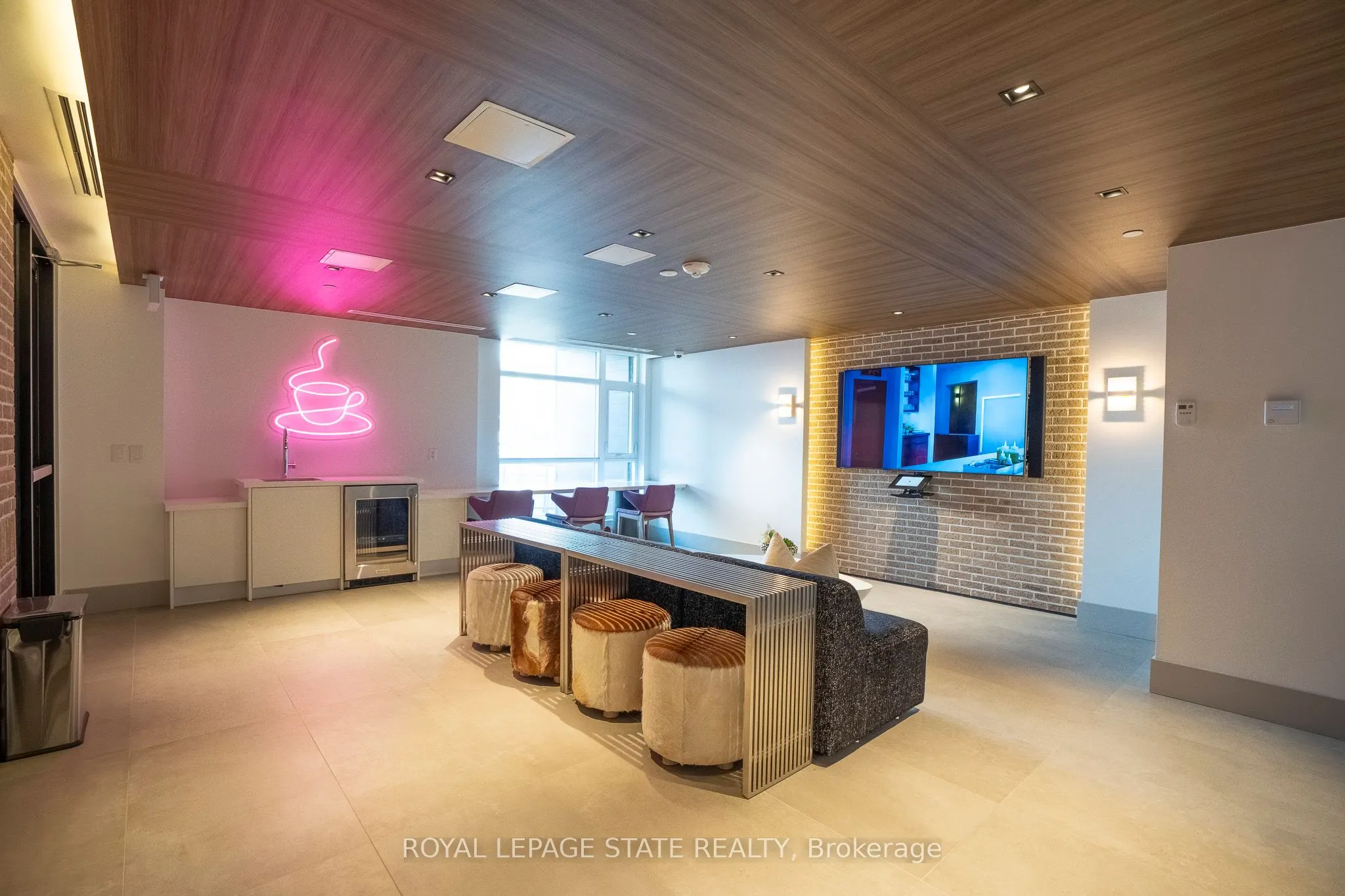 600 North Service Road, #418