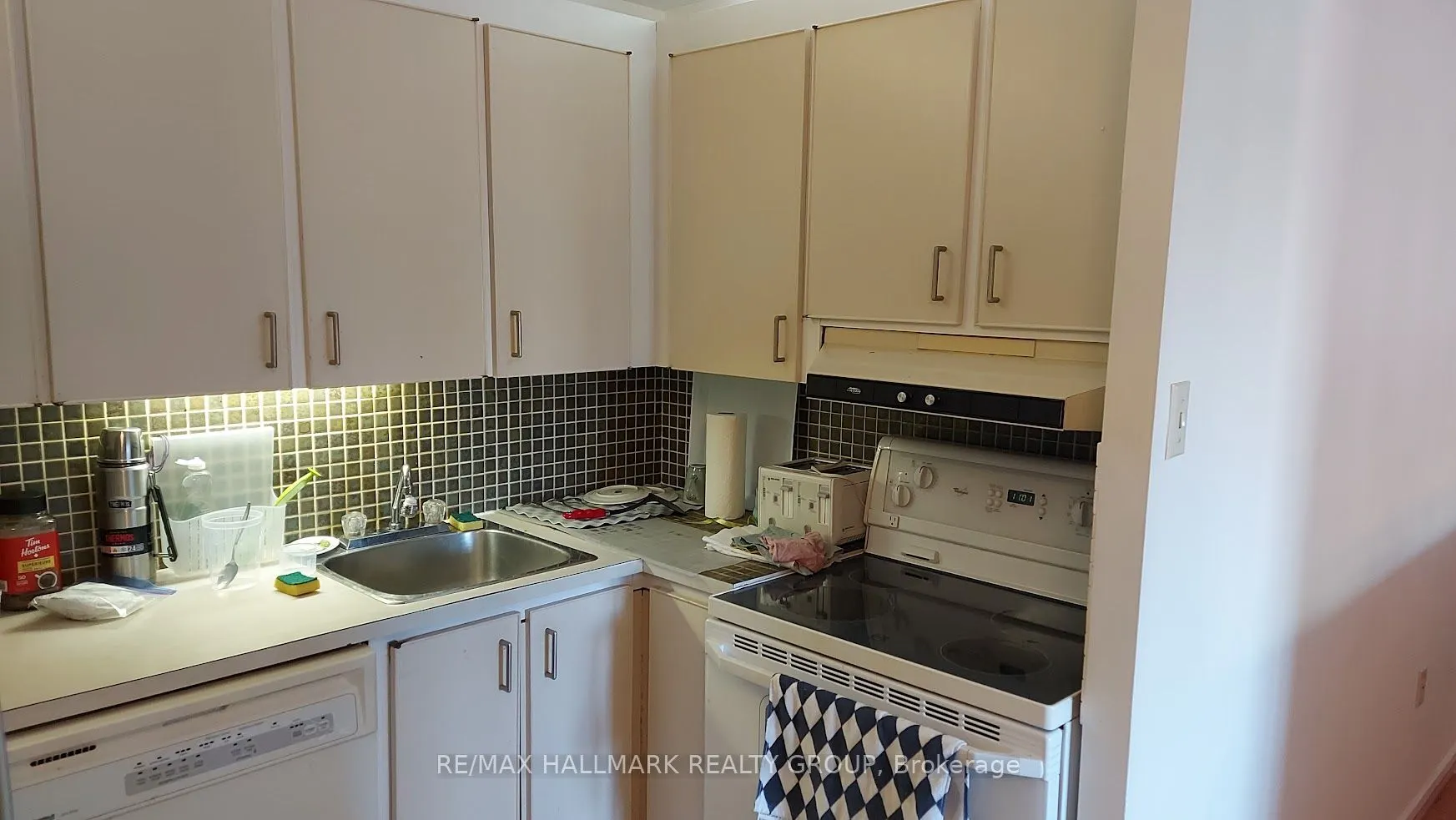 373 Laurier Avenue E, #402