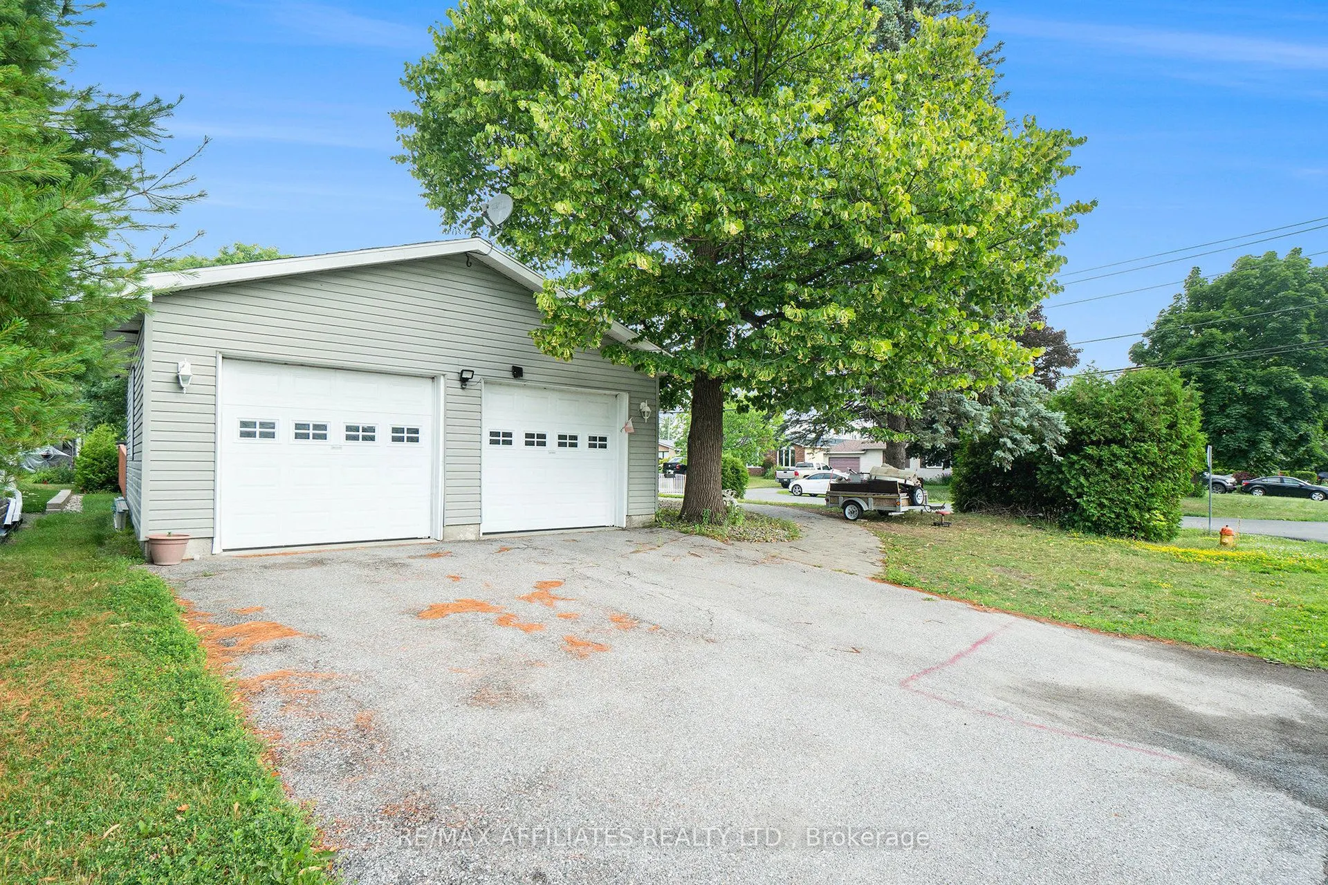 606 Lydia Street N