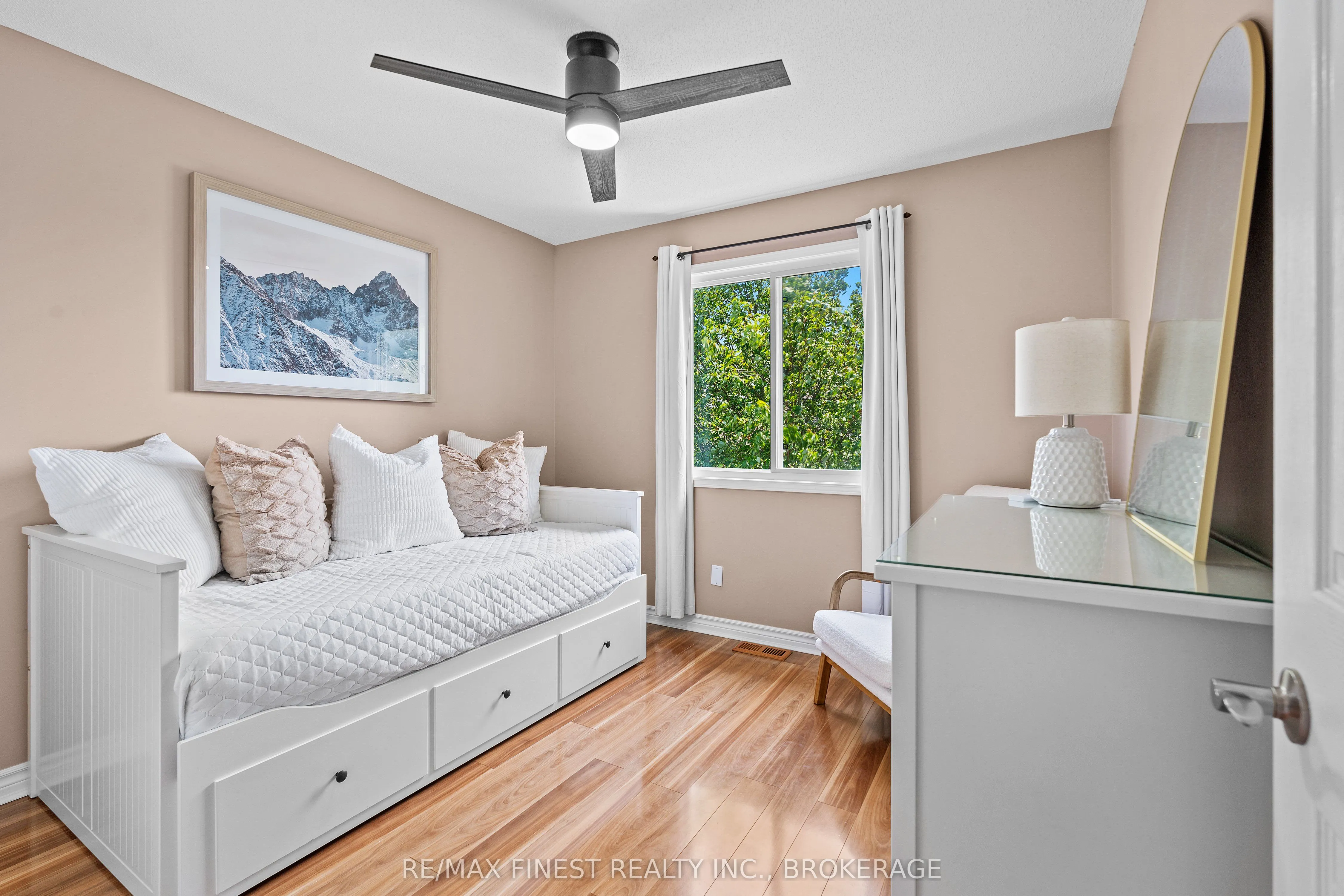 981 Rainbow Crescent