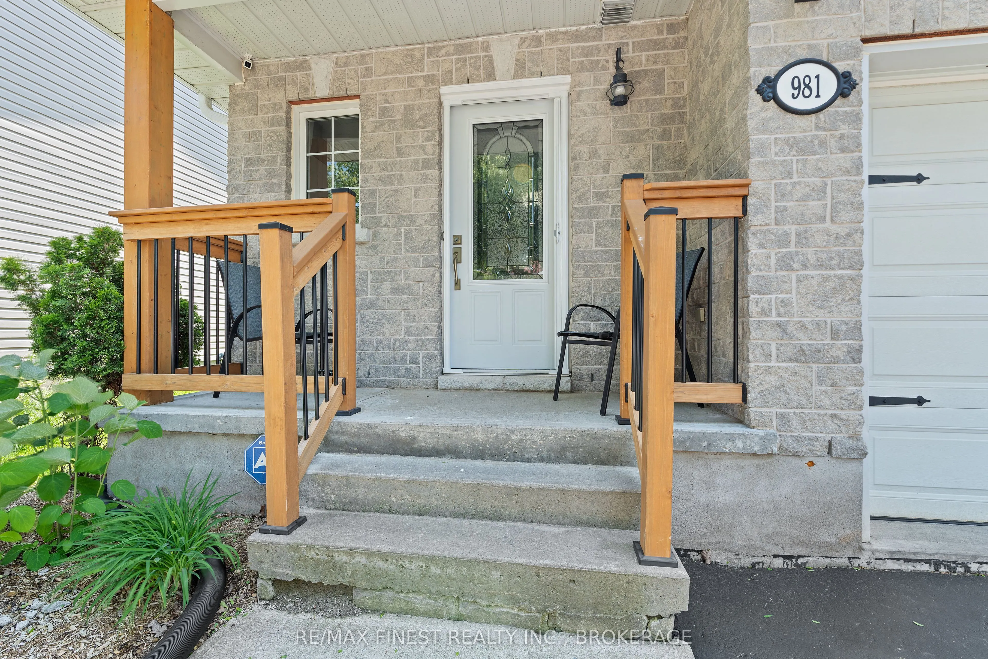 981 Rainbow Crescent