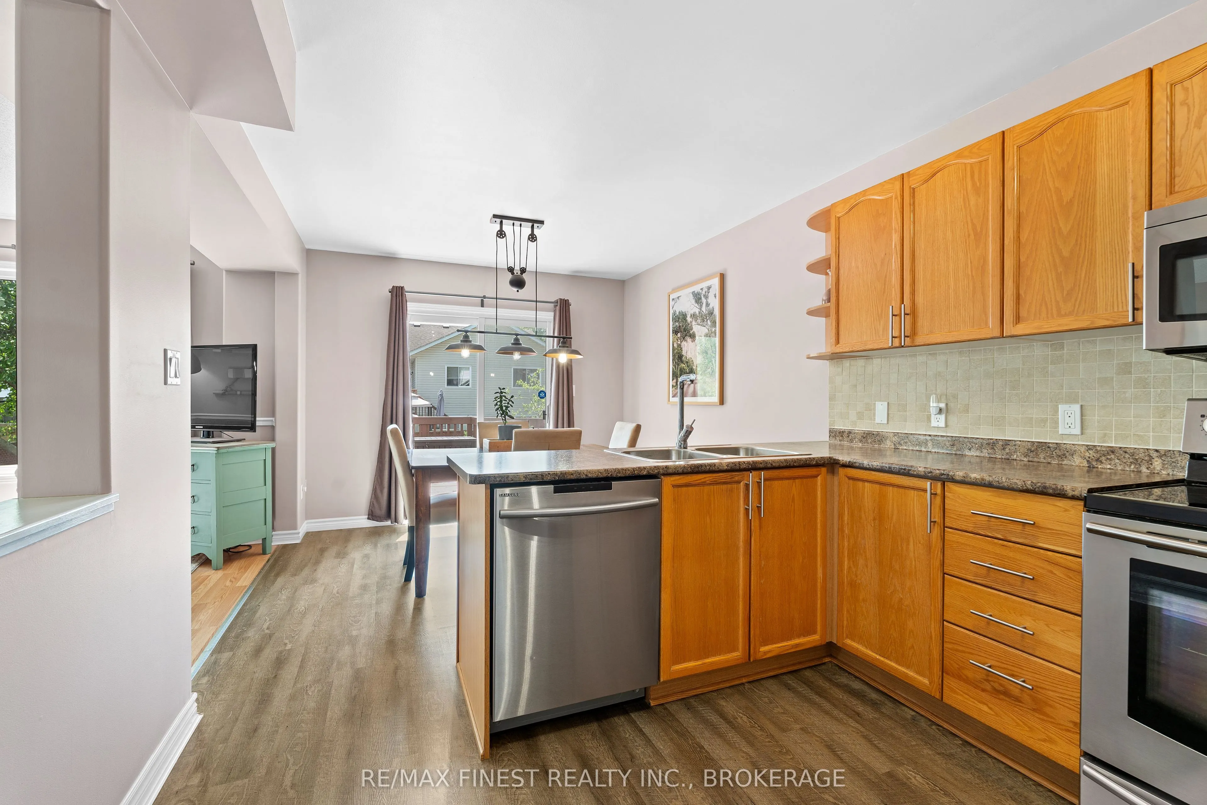 981 Rainbow Crescent