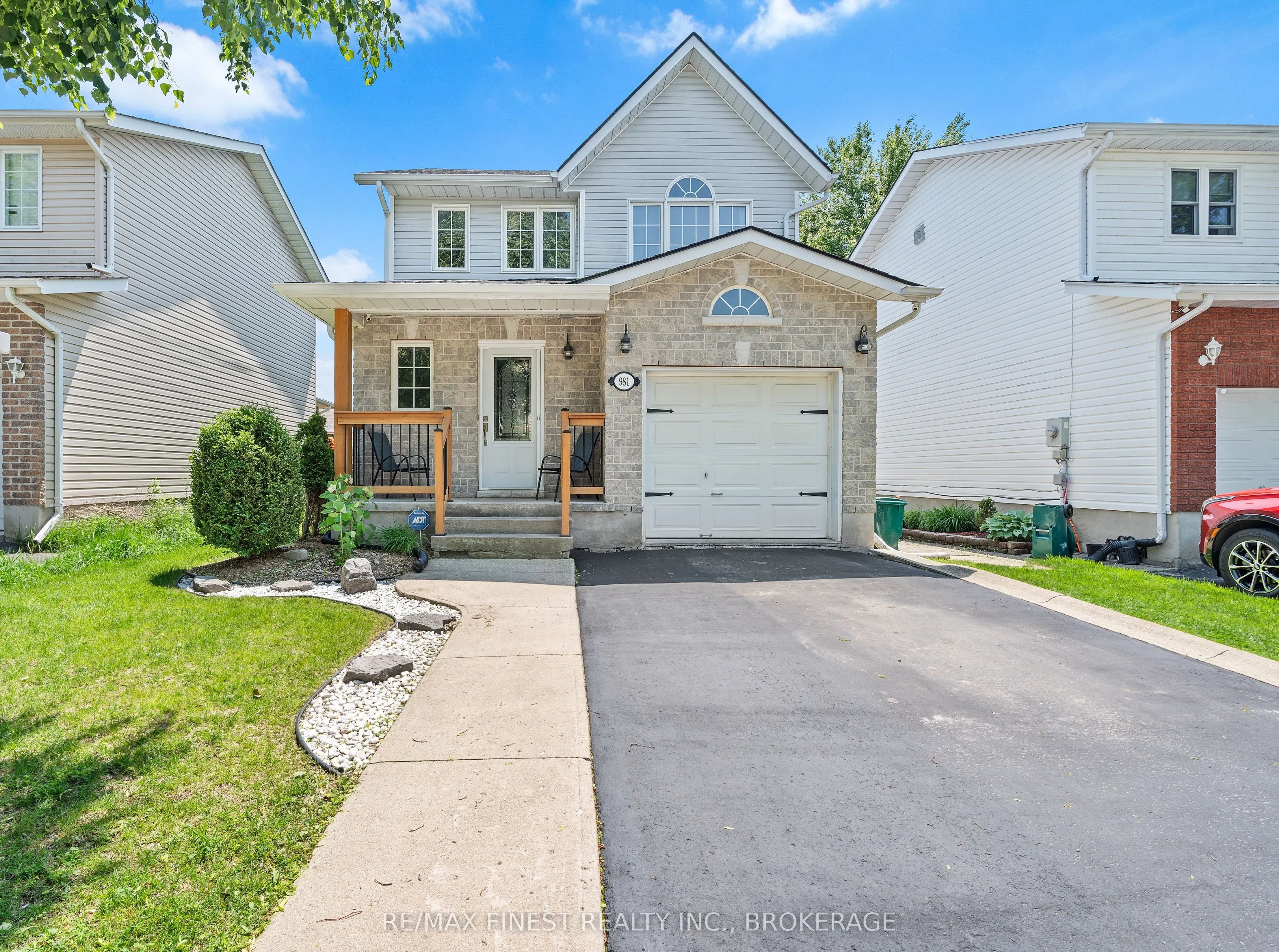 981 Rainbow Crescent