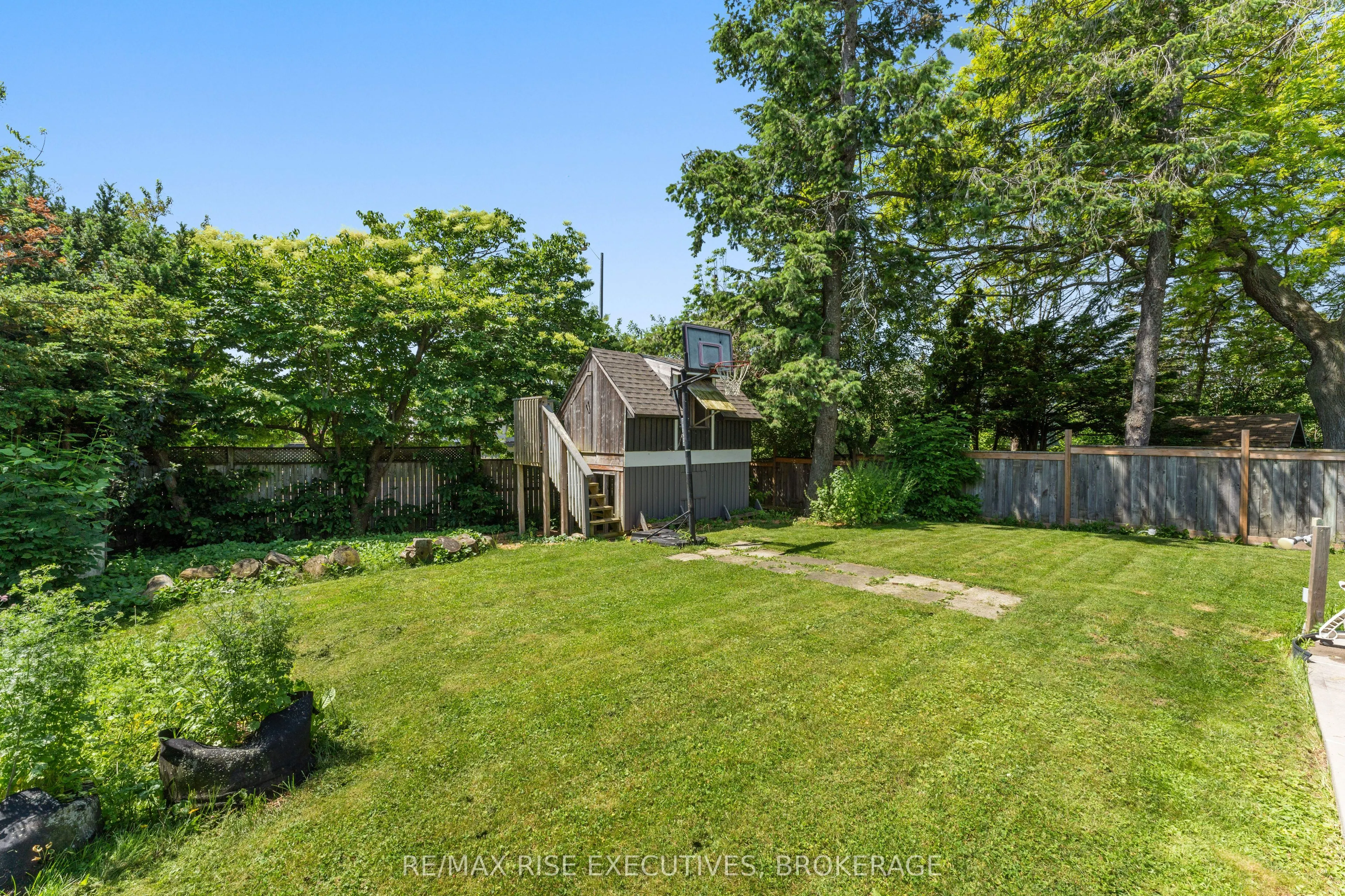 883 Percy Crescent