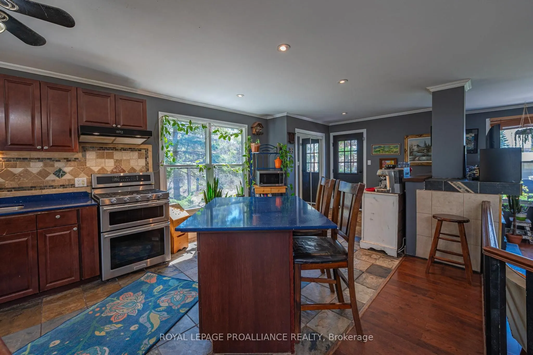 280 Presqu'ile Parkway