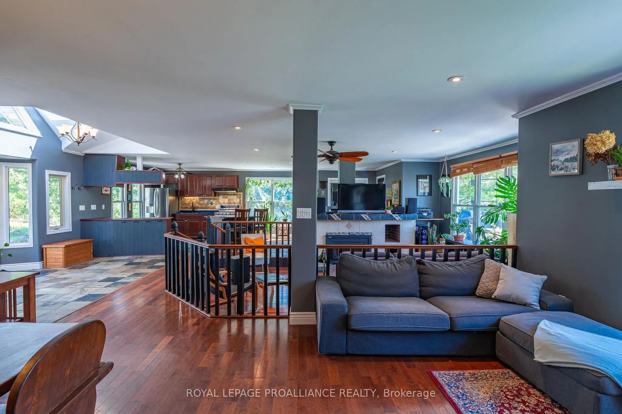 280 Presqu'ile Parkway