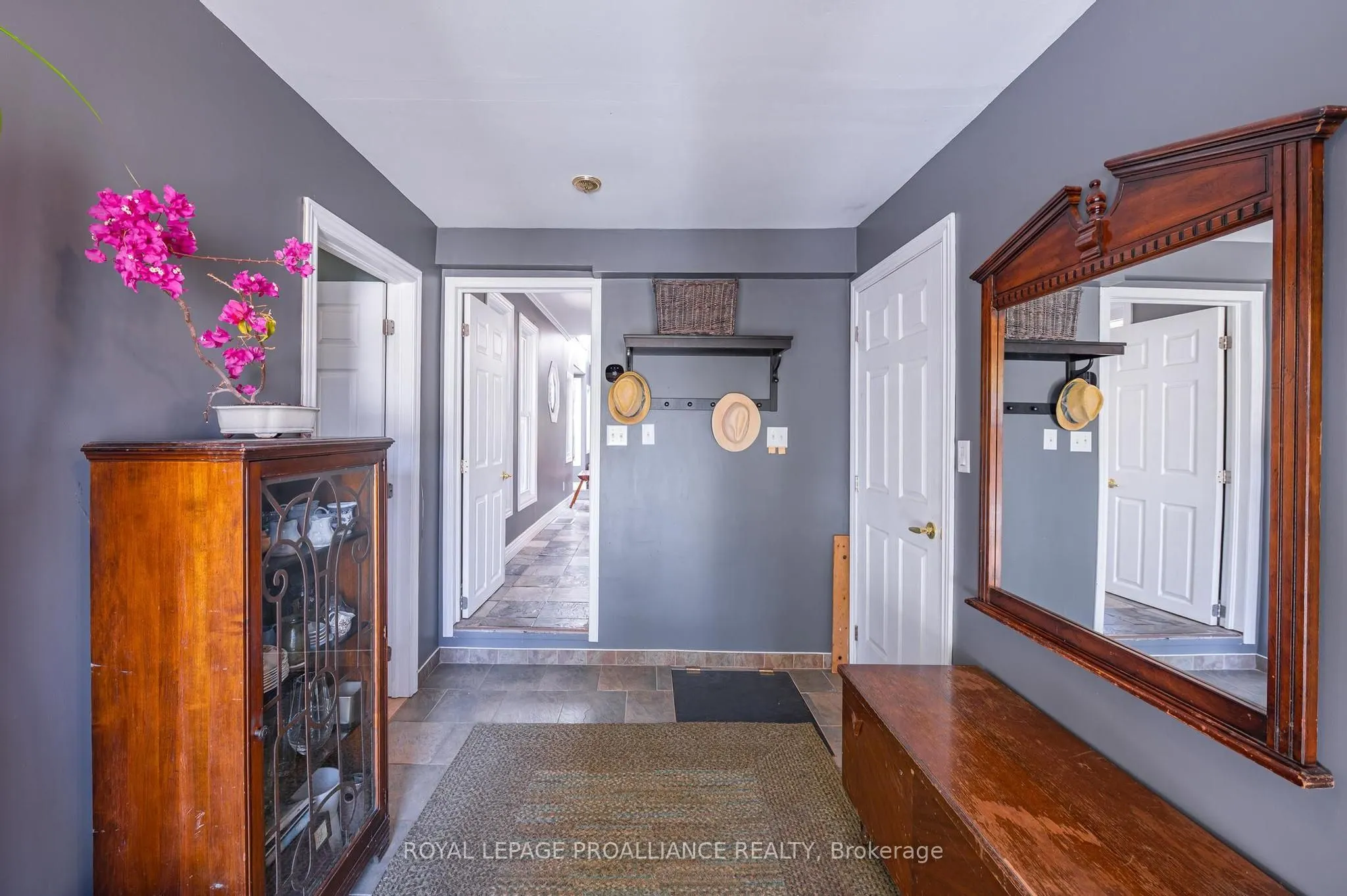 280 Presqu'ile Parkway