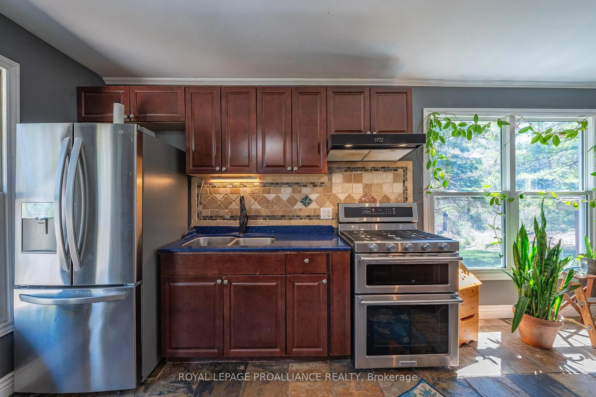 280 Presqu'ile Parkway