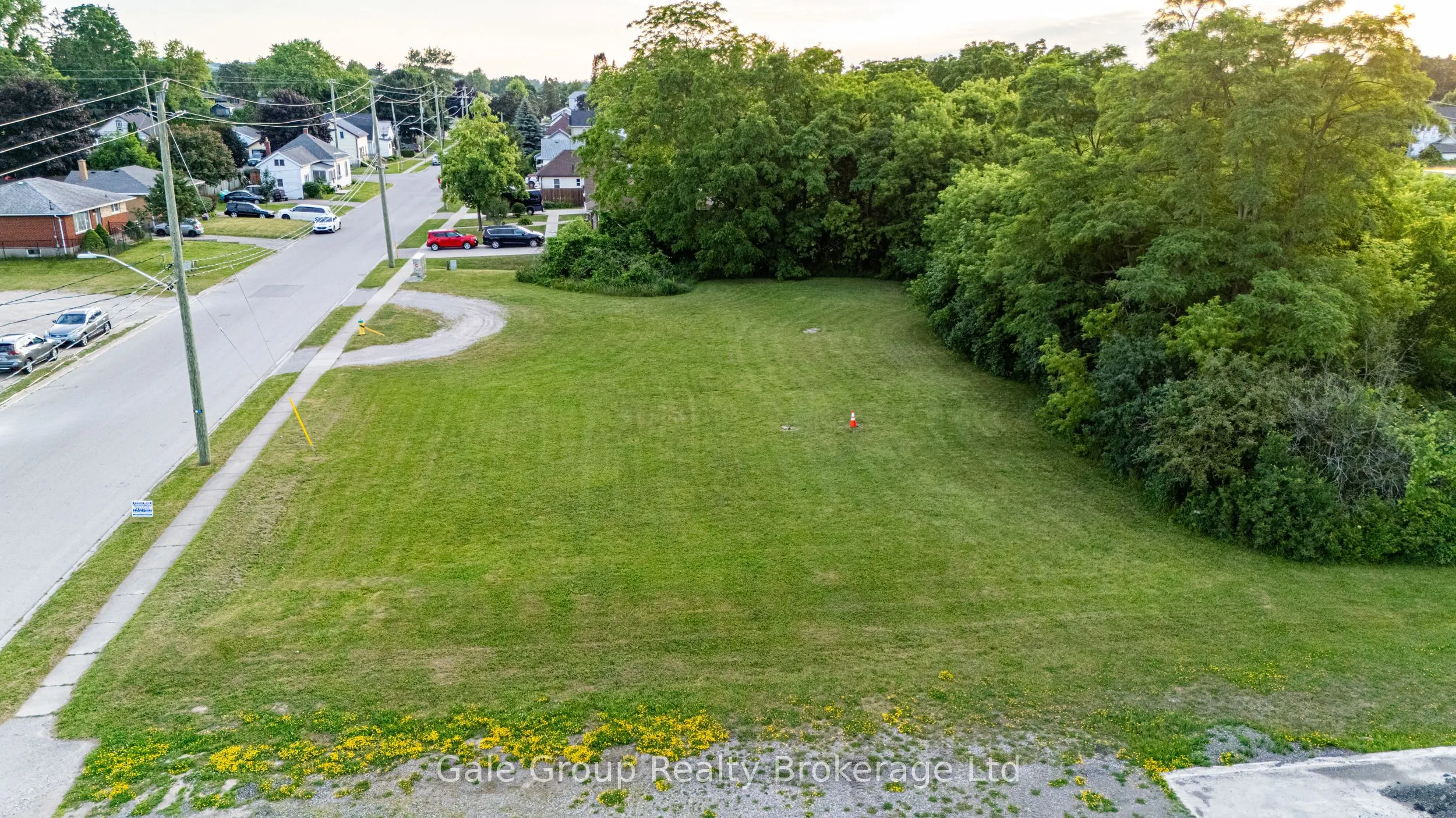 877 Dufferin Street