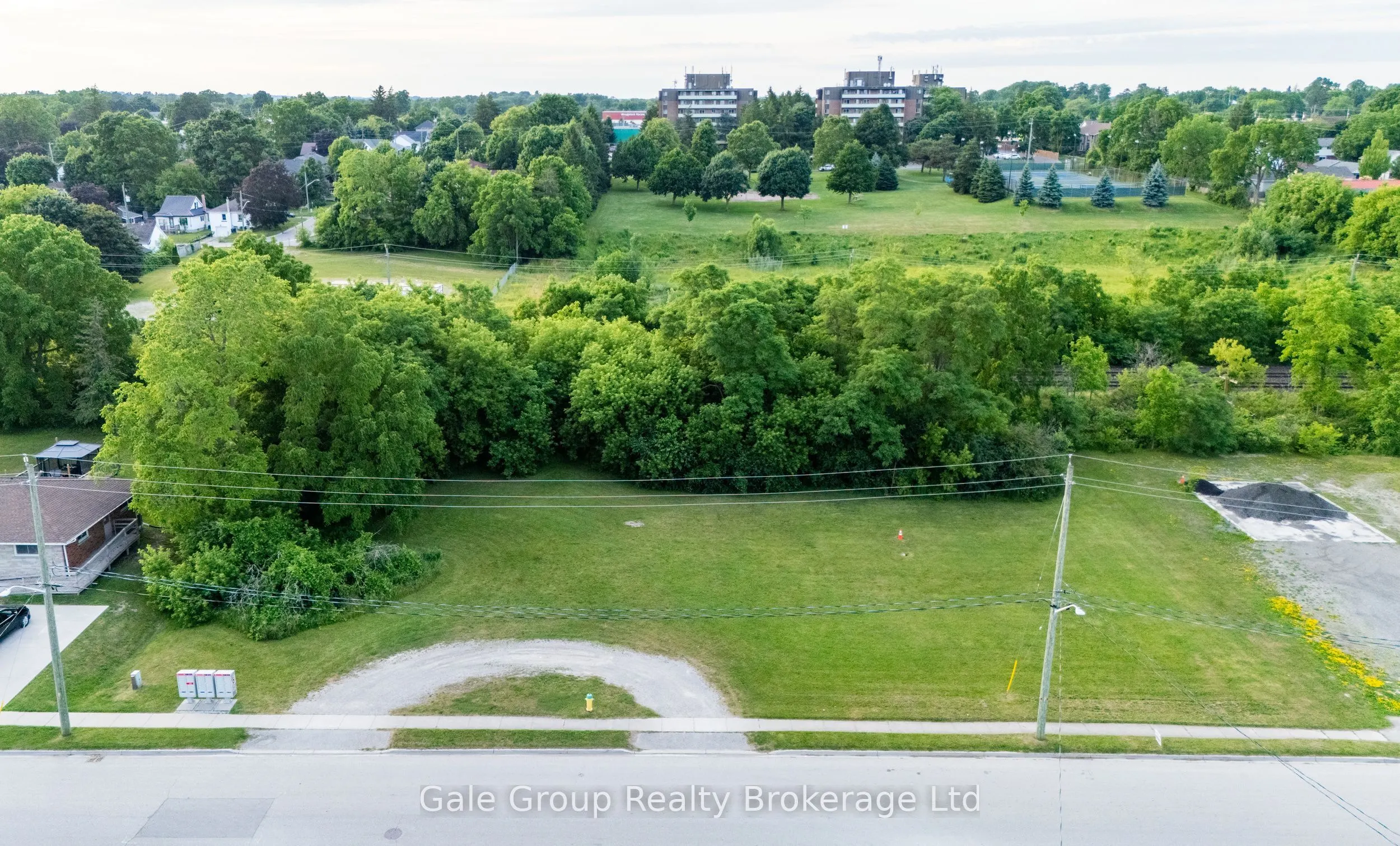 877 Dufferin Street