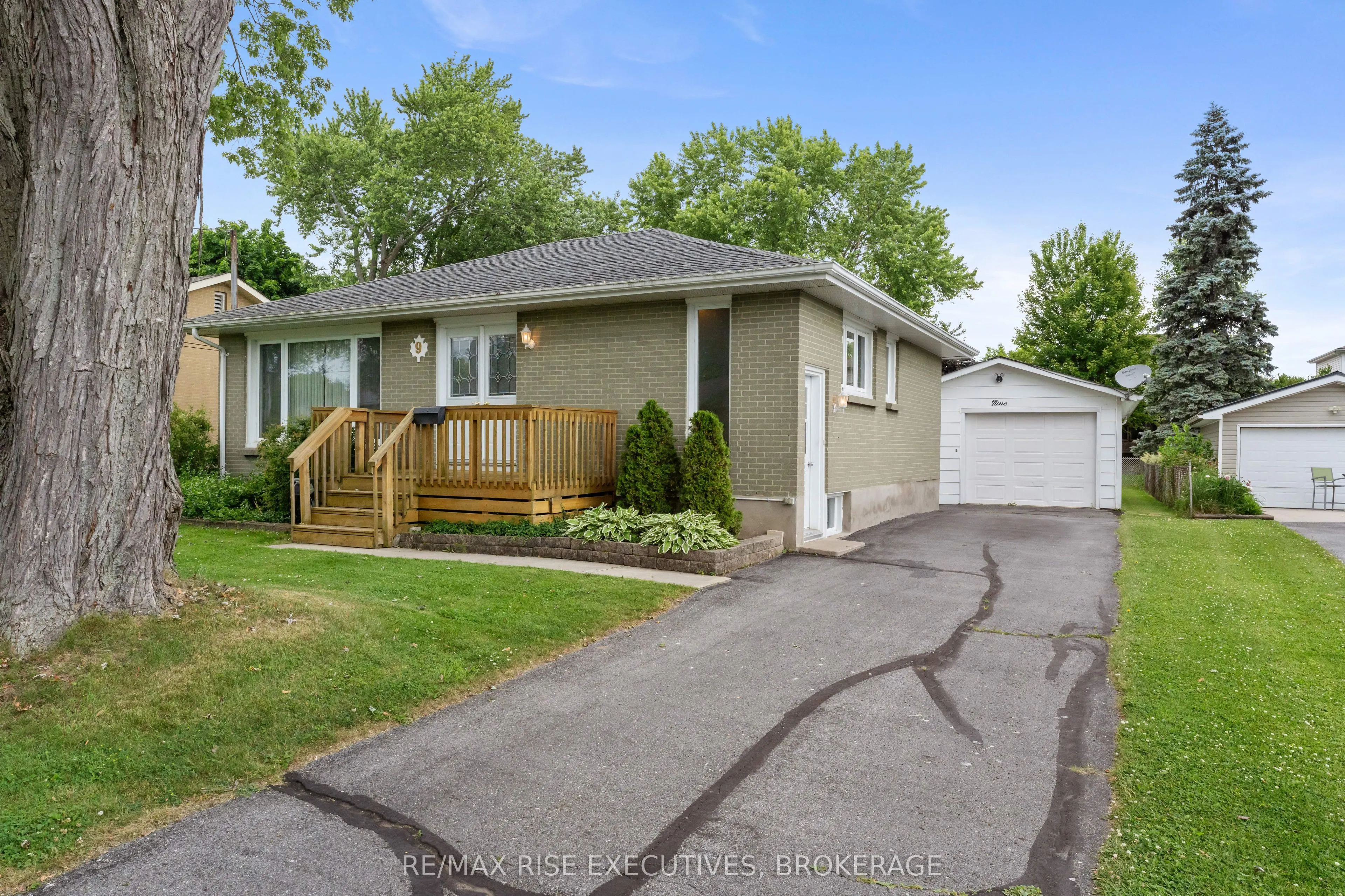 9 Henry Crescent