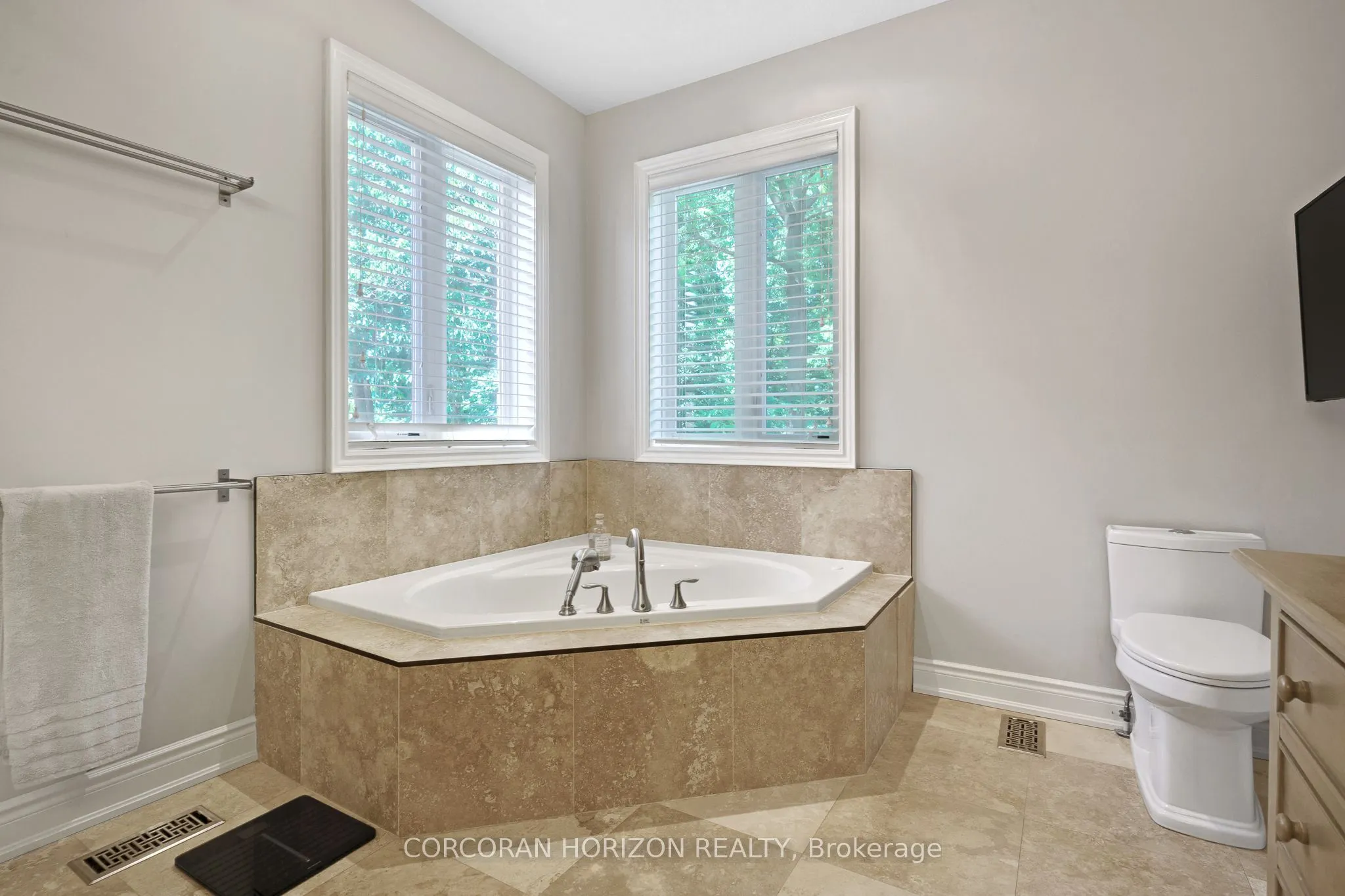 258 Edgewater Crescent, #8