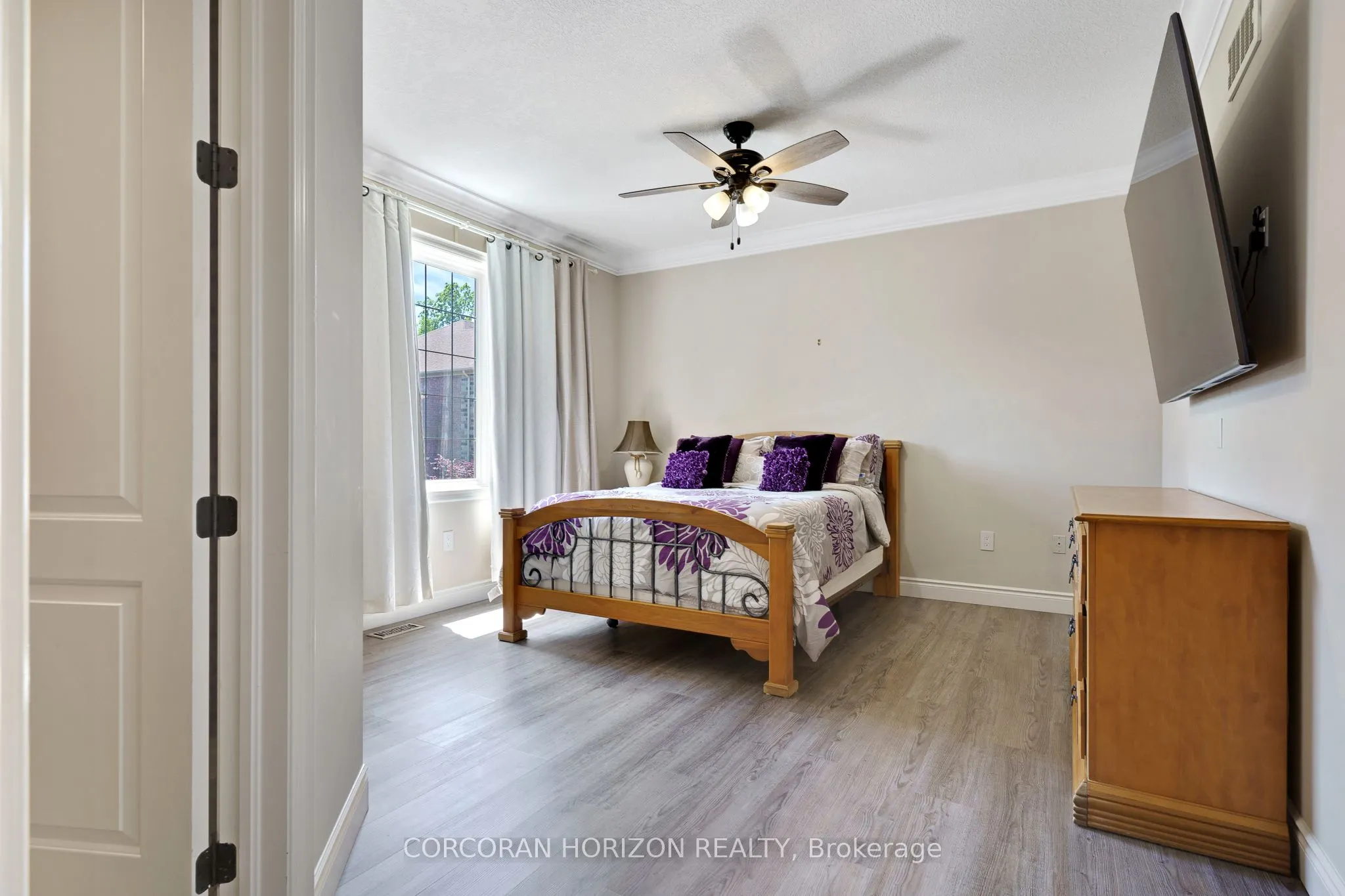258 Edgewater Crescent, #8