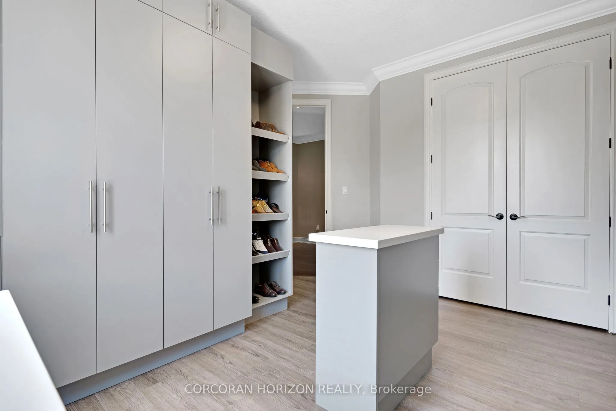 258 Edgewater Crescent, #8
