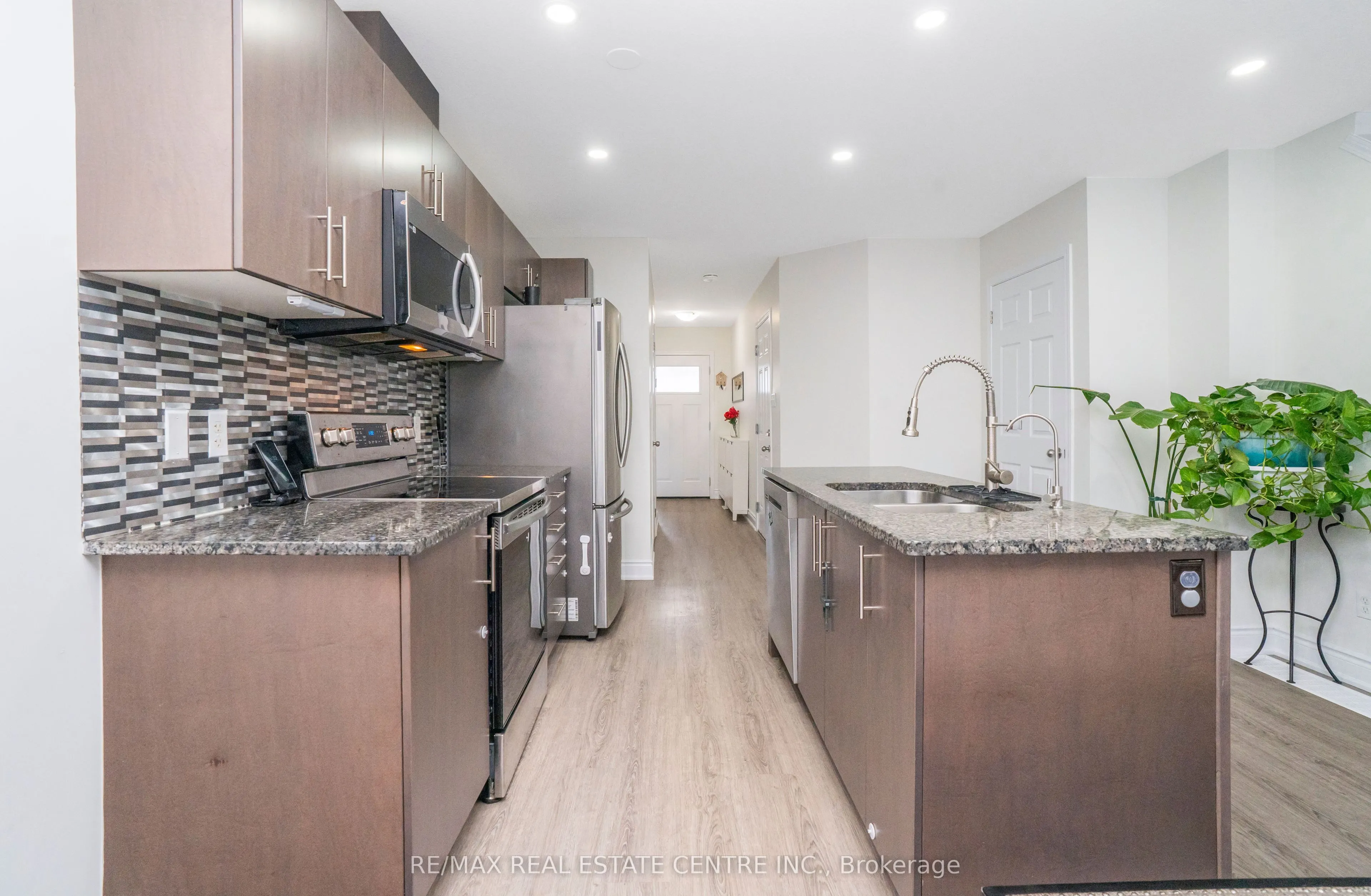 504 WOODLEA Court