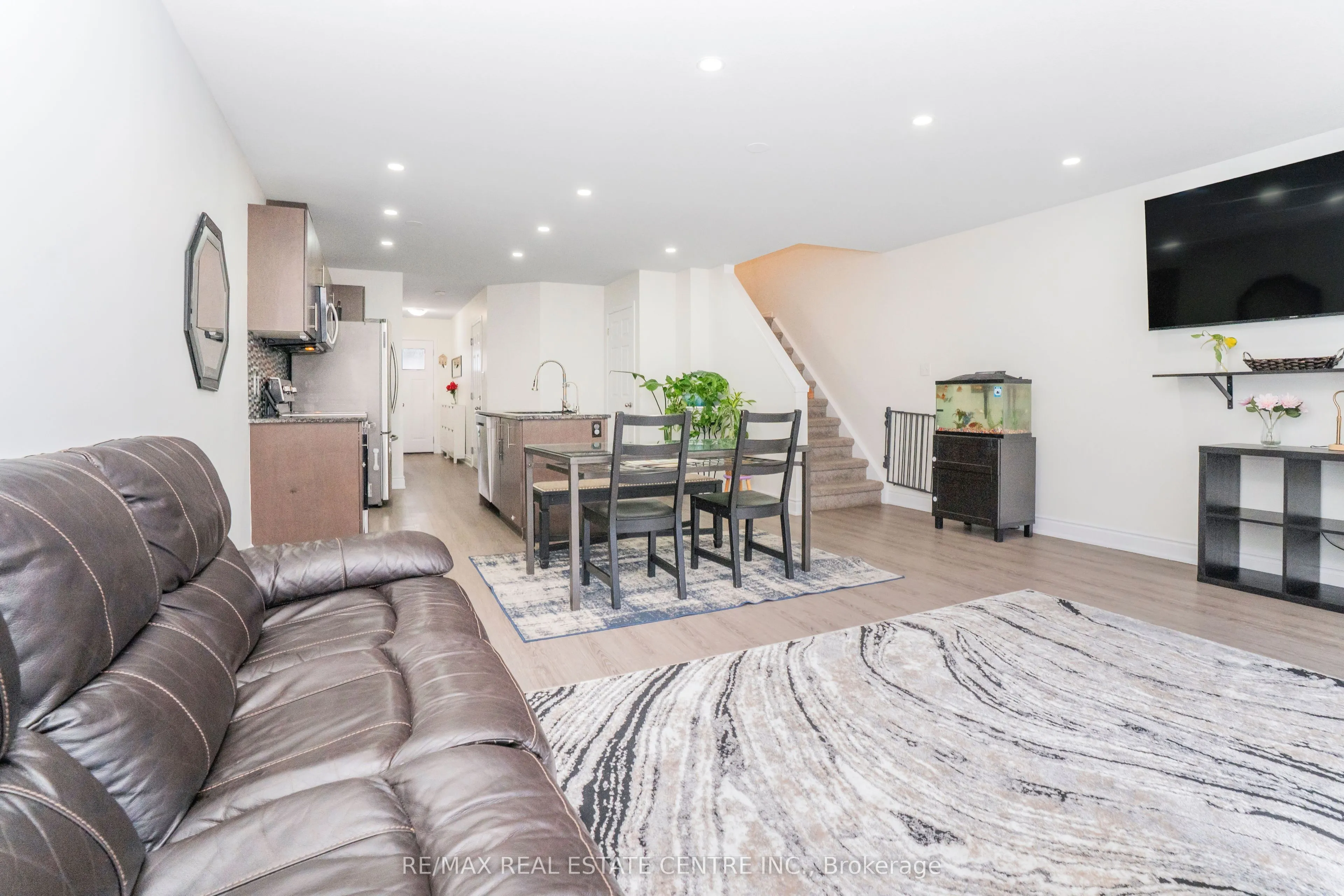504 WOODLEA Court