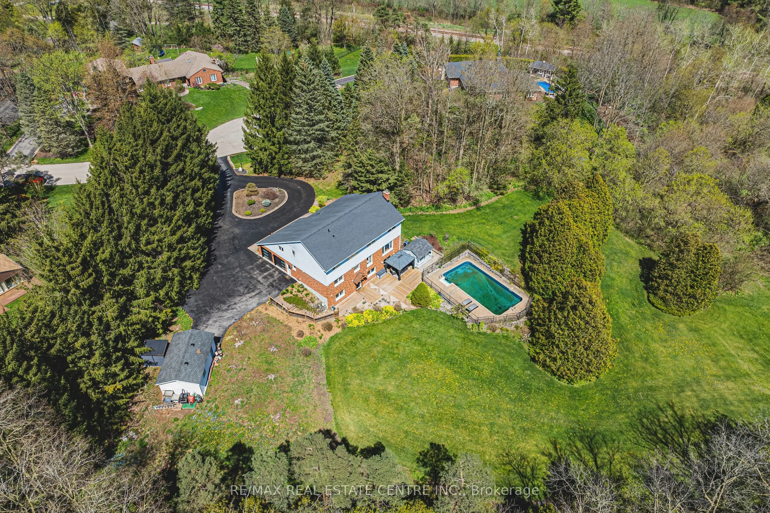 6 Iris Court