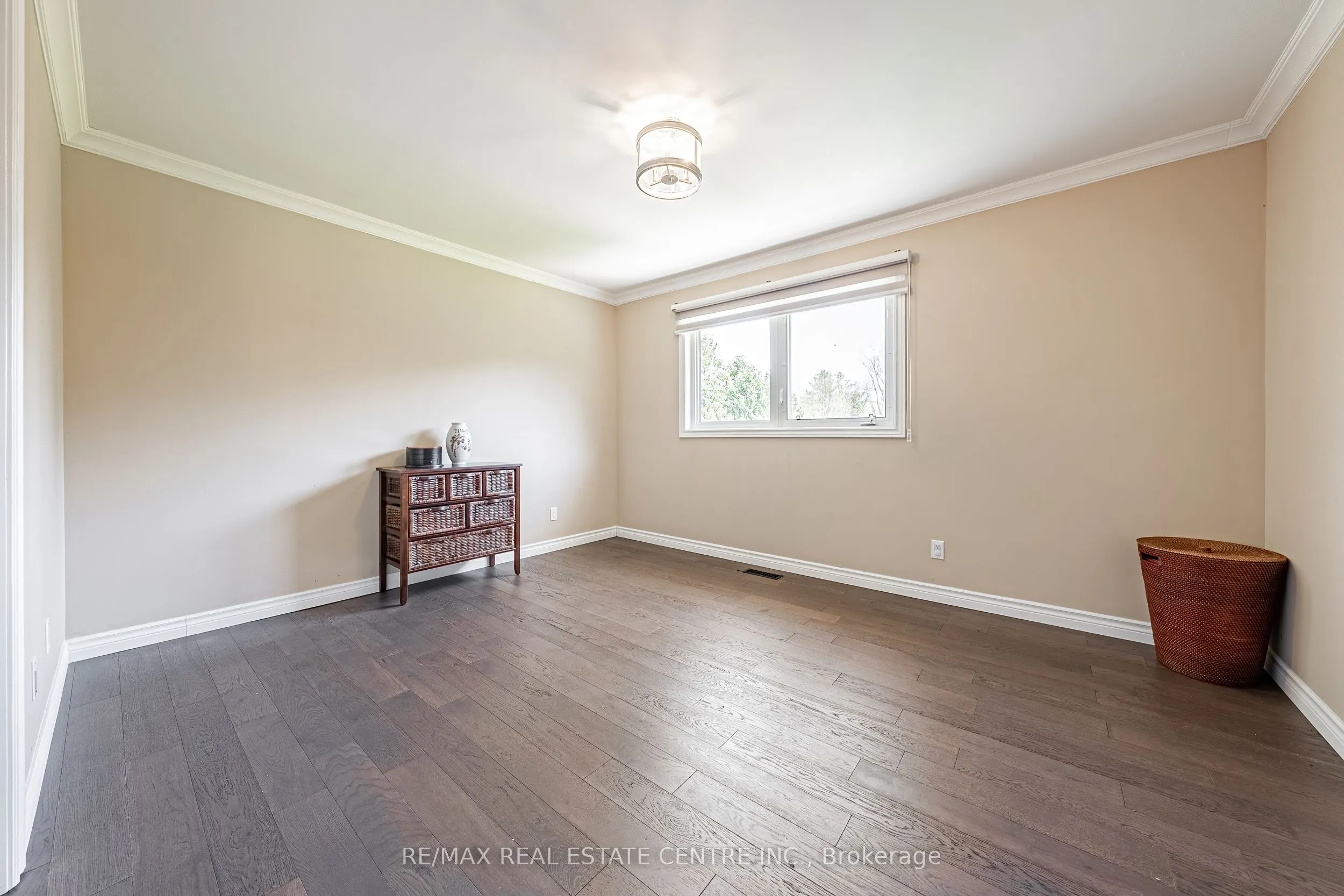 6 Iris Court