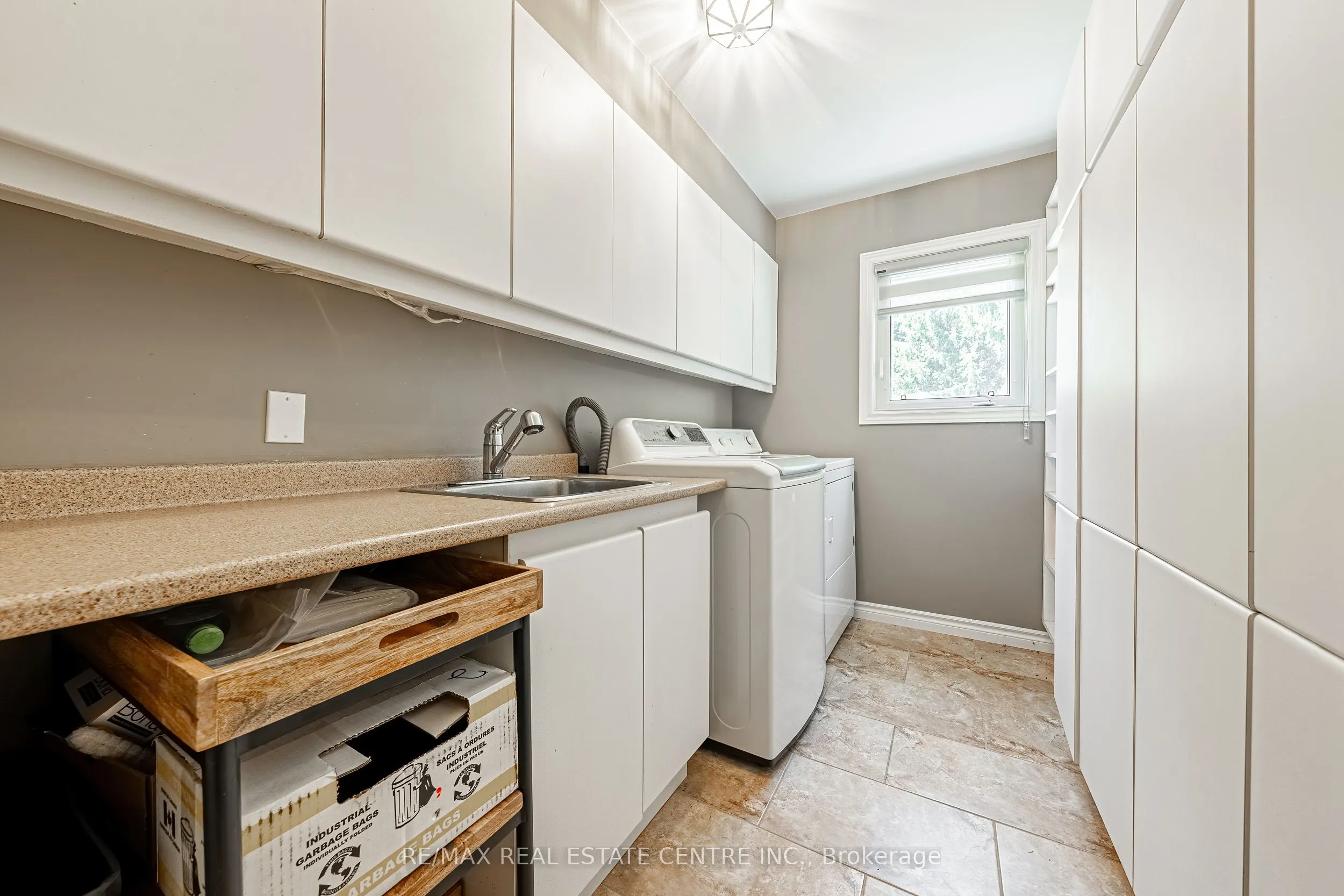 6 Iris Court